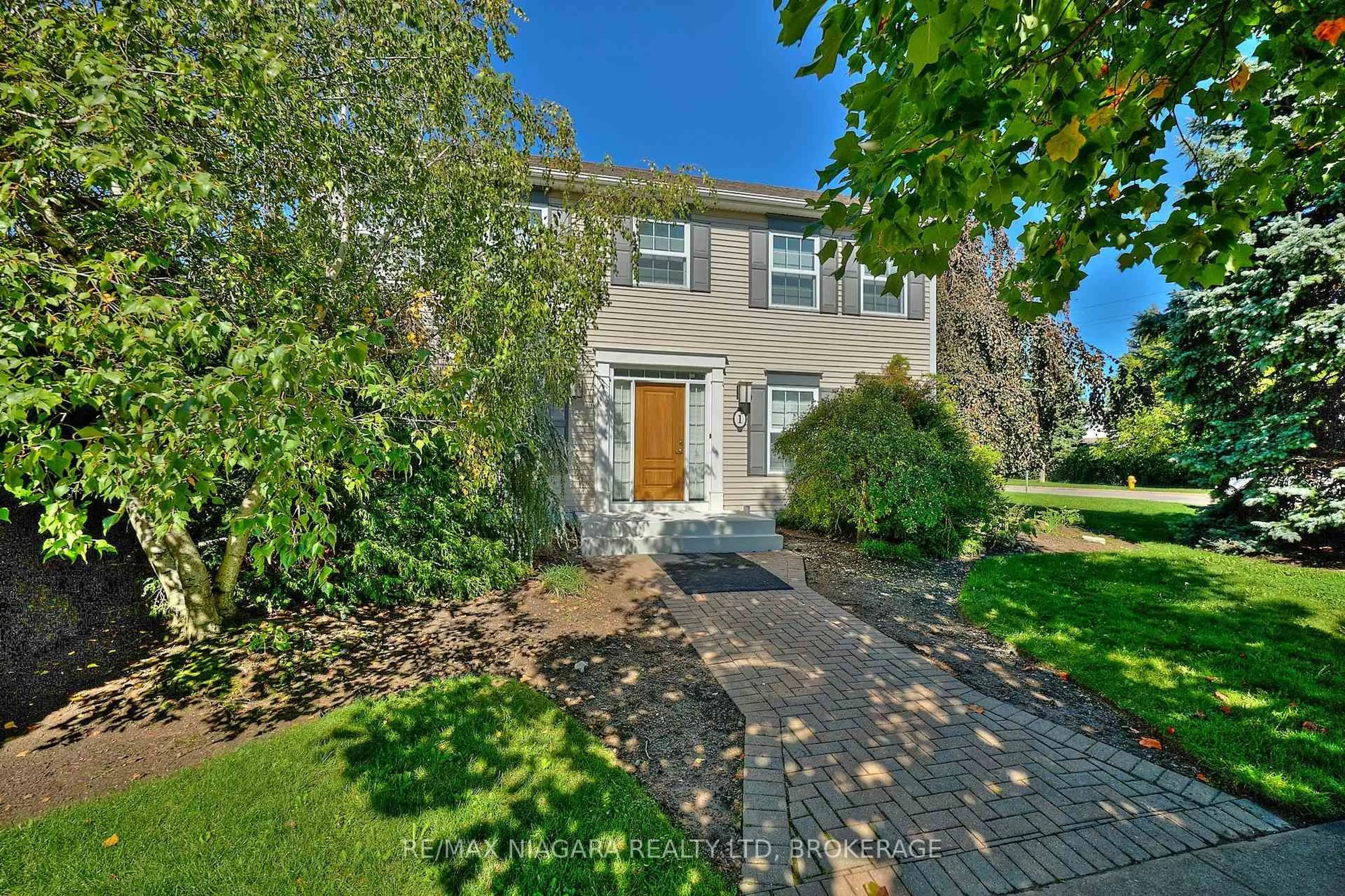 A pic from outside/outdoor area/front of a property/back of a property/a pic from drone, street for 1 Breckenridge Blvd, St. Catharines Ontario L2W 1A7