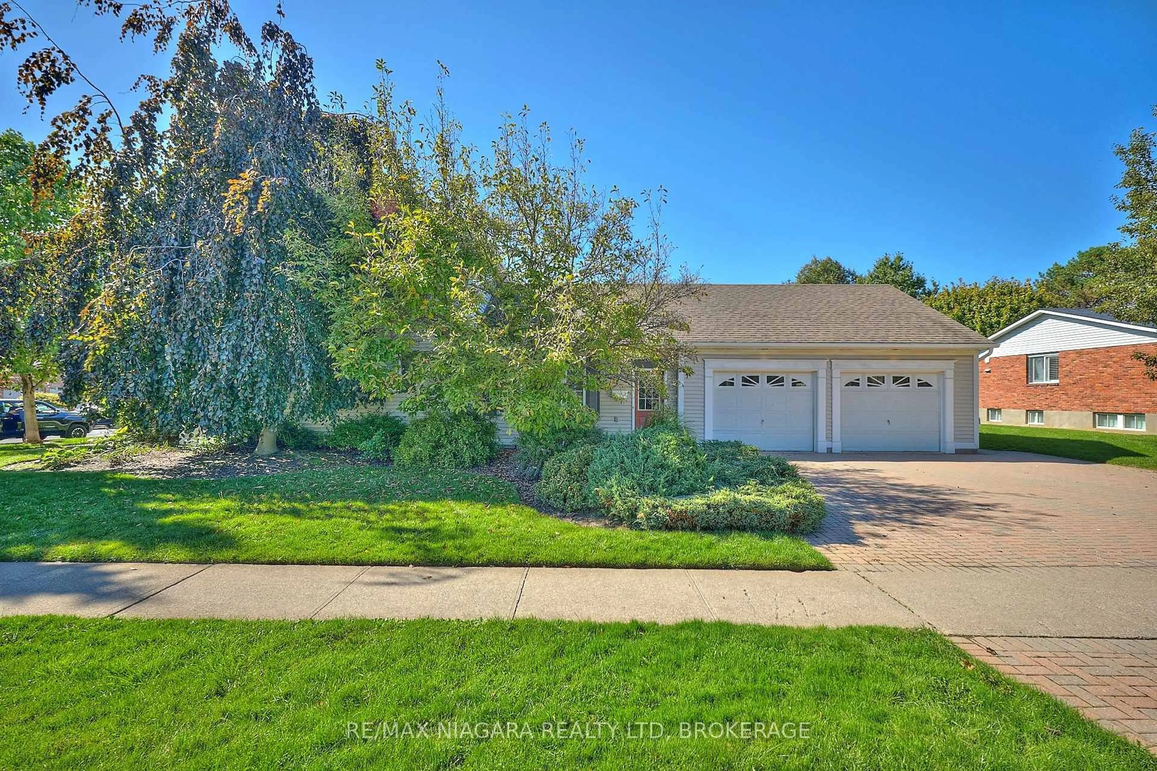 A pic from outside/outdoor area/front of a property/back of a property/a pic from drone, street for 1 Breckenridge Blvd, St. Catharines Ontario L2W 1A7