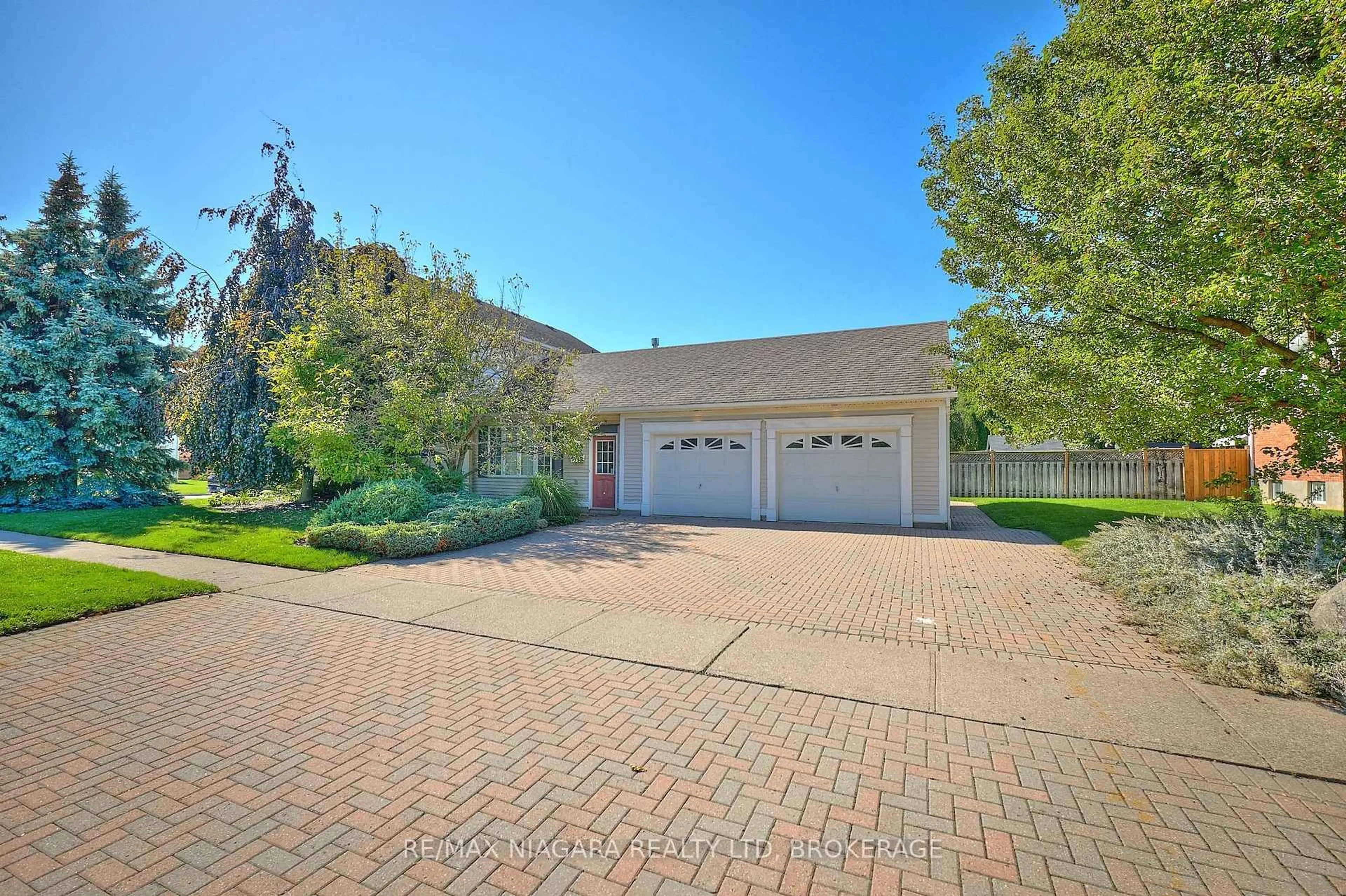 A pic from outside/outdoor area/front of a property/back of a property/a pic from drone, street for 1 Breckenridge Blvd, St. Catharines Ontario L2W 1A7