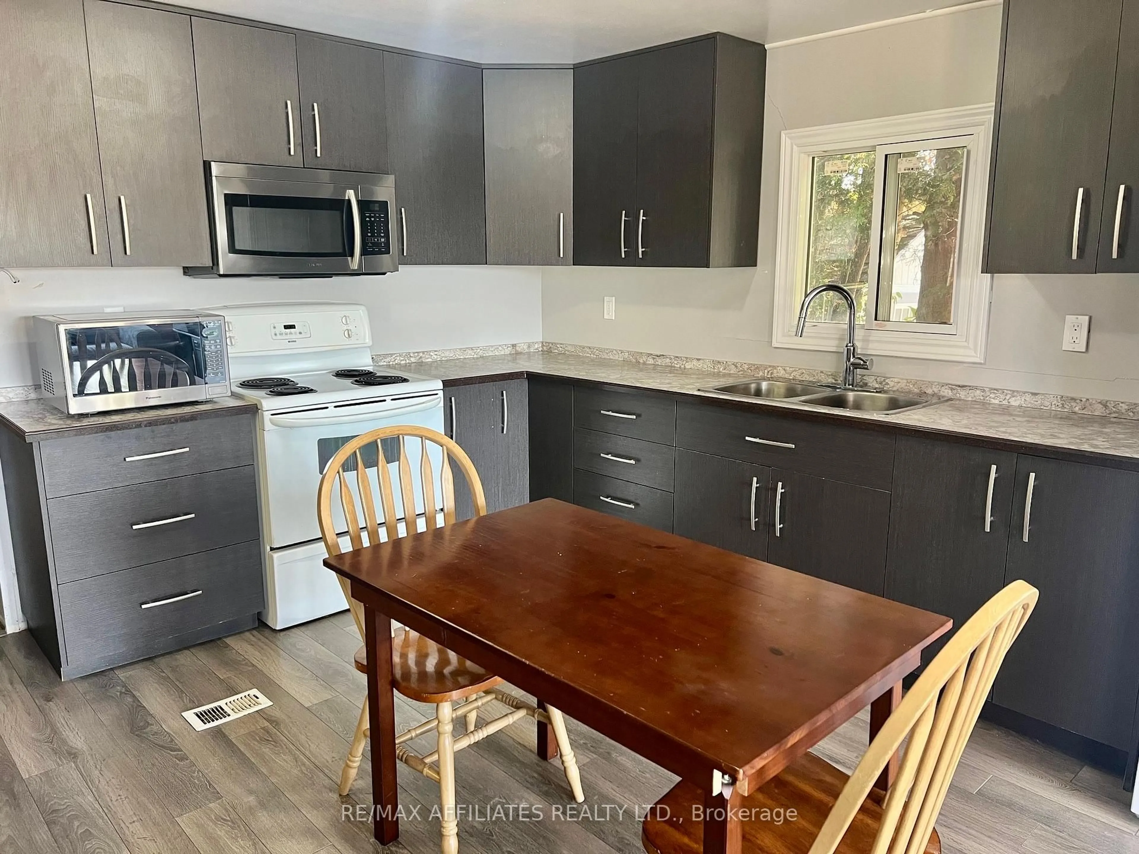 Standard kitchen, wood/laminate floor for 514 Jason St, Smiths Falls Ontario K7A 4S4