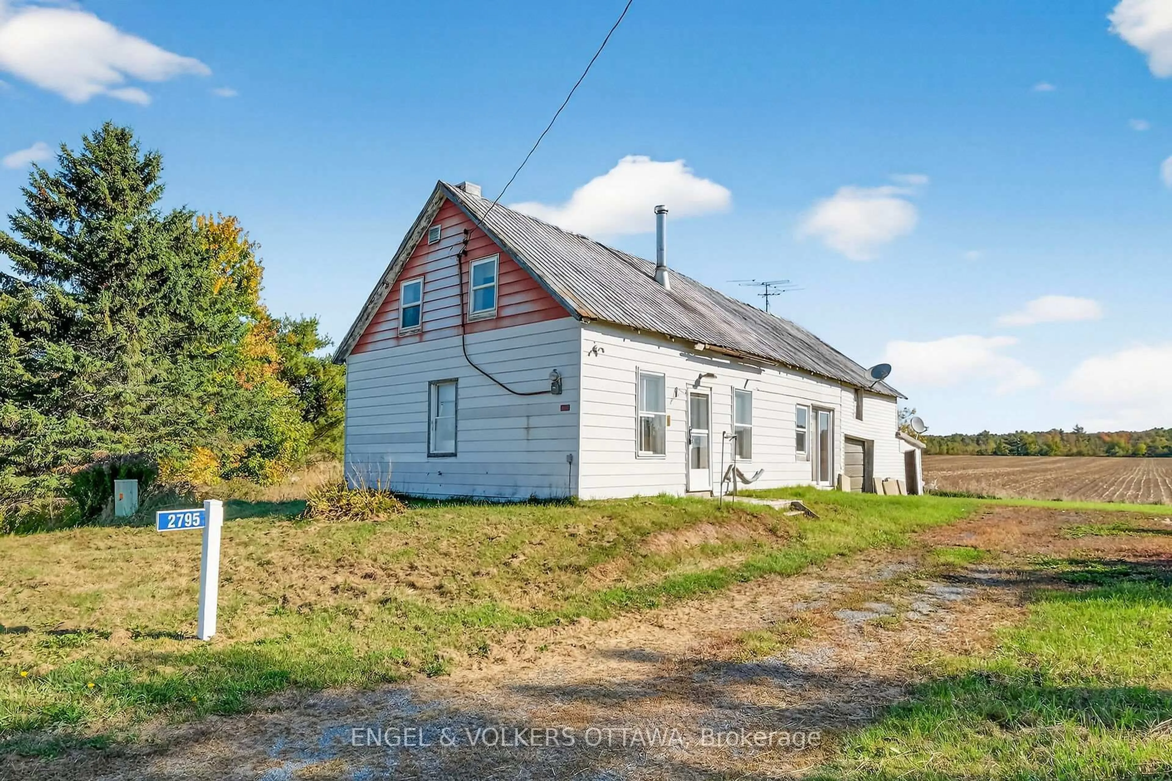 A pic from outside/outdoor area/front of a property/back of a property/a pic from drone, building for 2795 Rollin Rd, Clarence-Rockland Ontario K0A 1N0