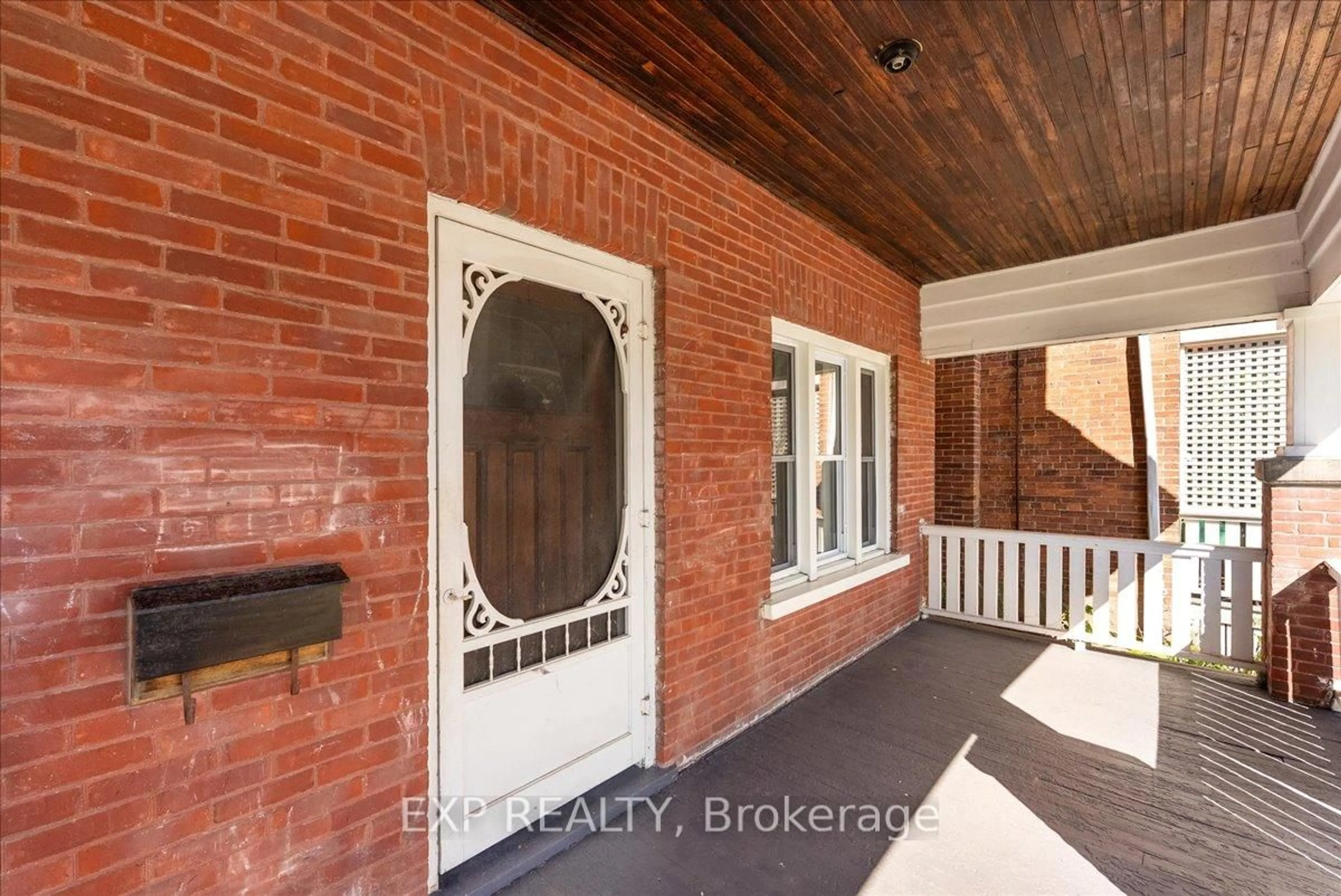Indoor entryway for 468 Charlotte St, Peterborough Ontario K9J 2W3