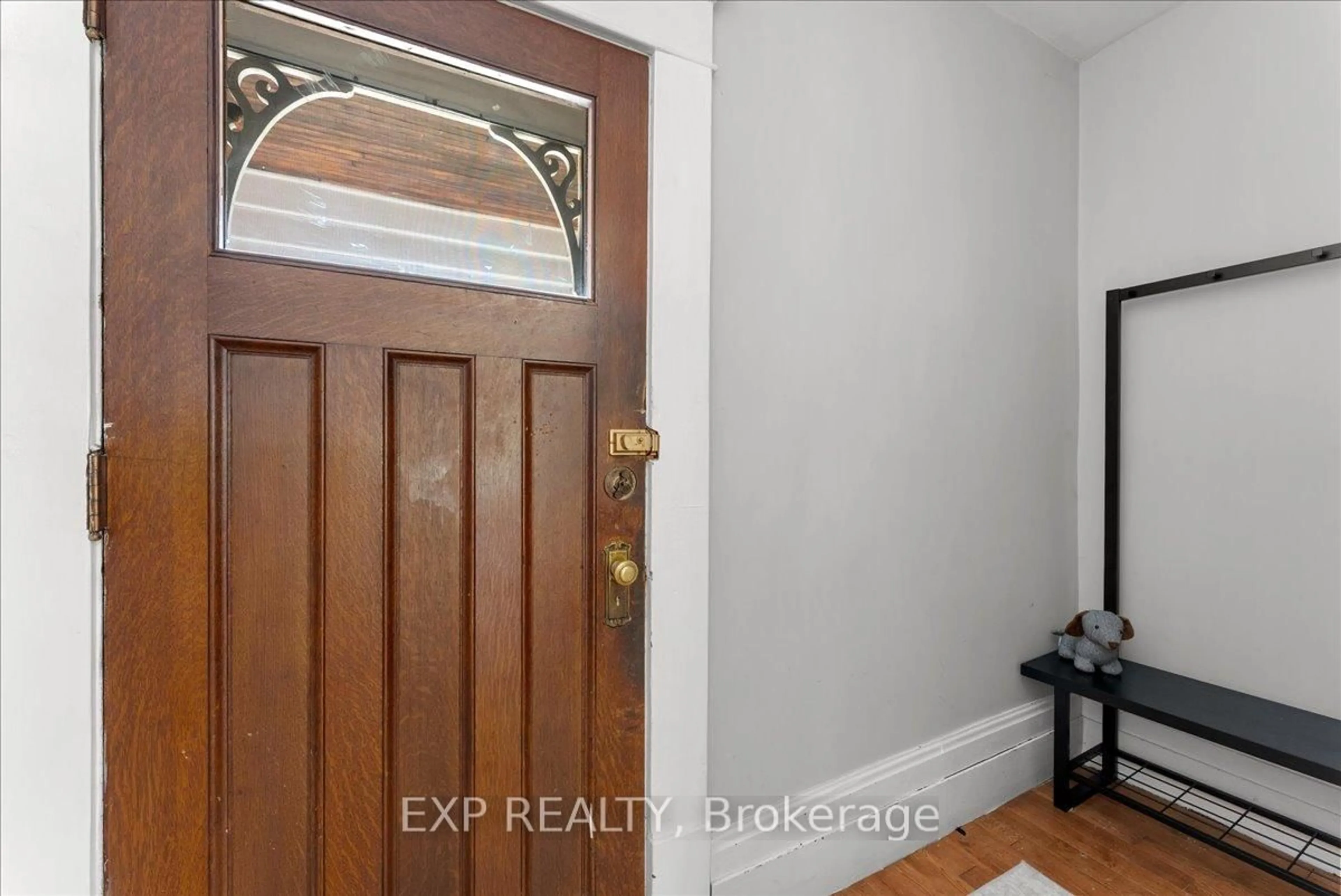 Indoor entryway for 468 Charlotte St, Peterborough Ontario K9J 2W3