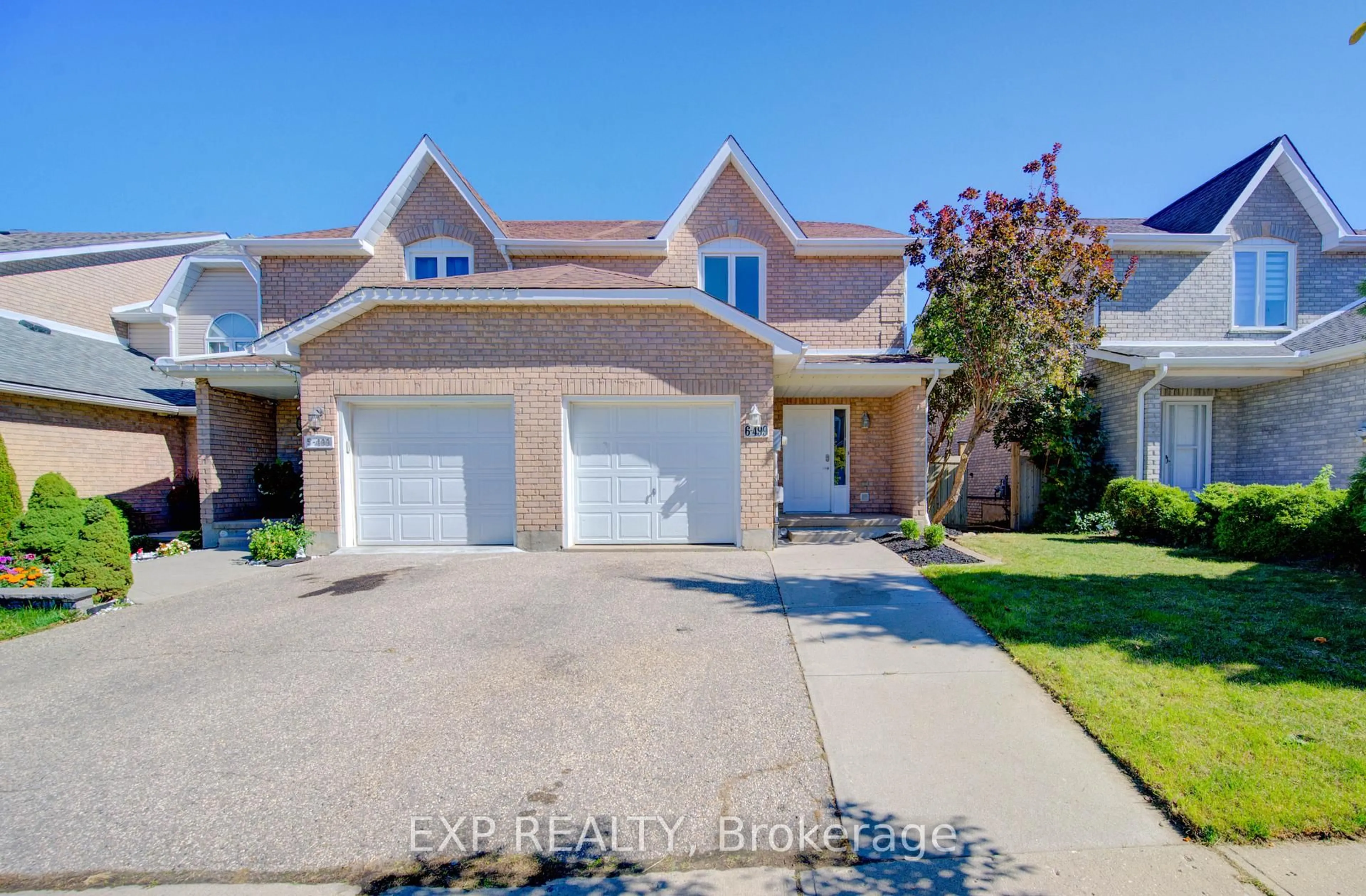 A pic from outside/outdoor area/front of a property/back of a property/a pic from drone, street for 499 Oakvale Dr #6, Waterloo Ontario N2T 2G6