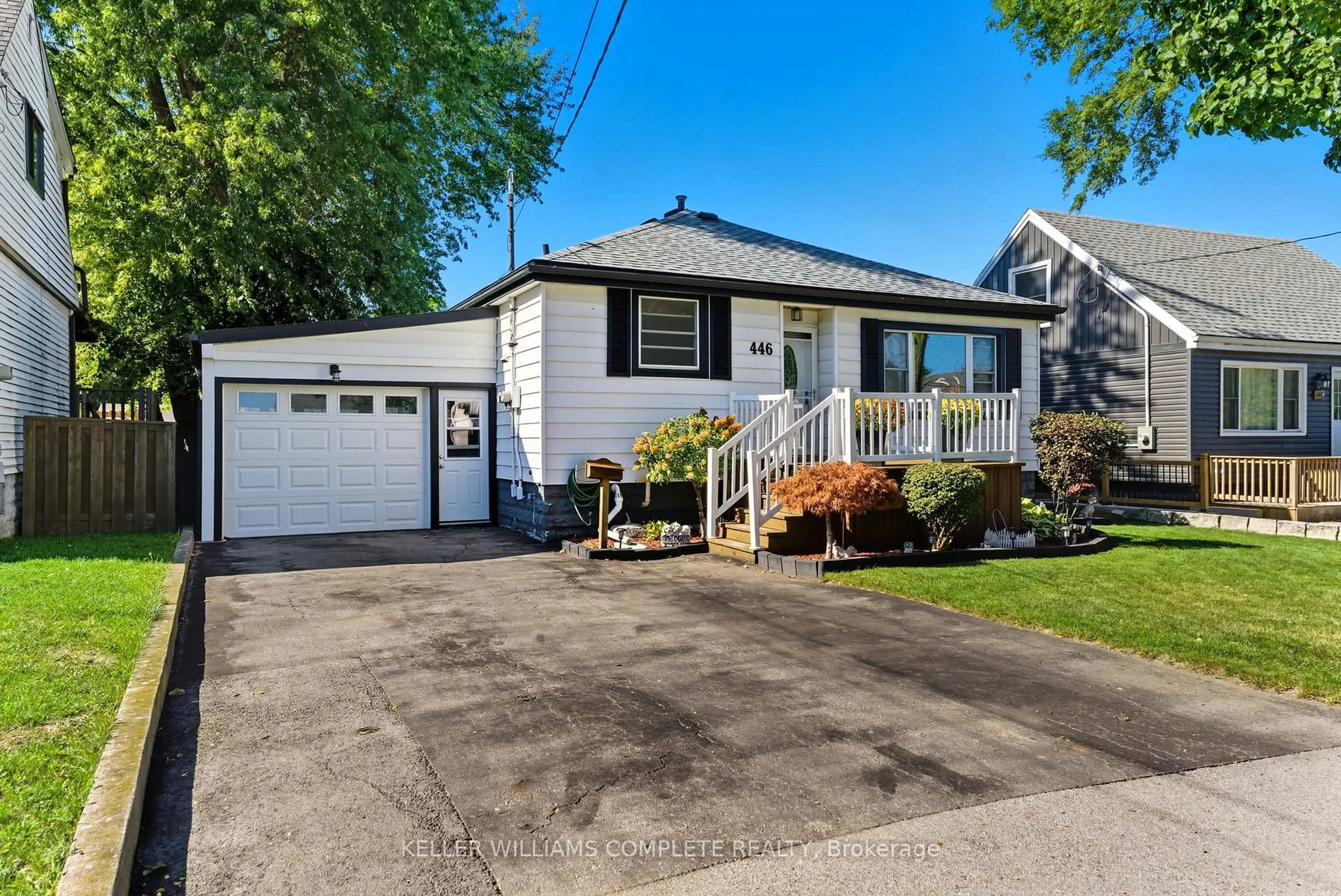 Home with vinyl exterior material, street for 446 East 42nd St, Hamilton Ontario L8T 3B3