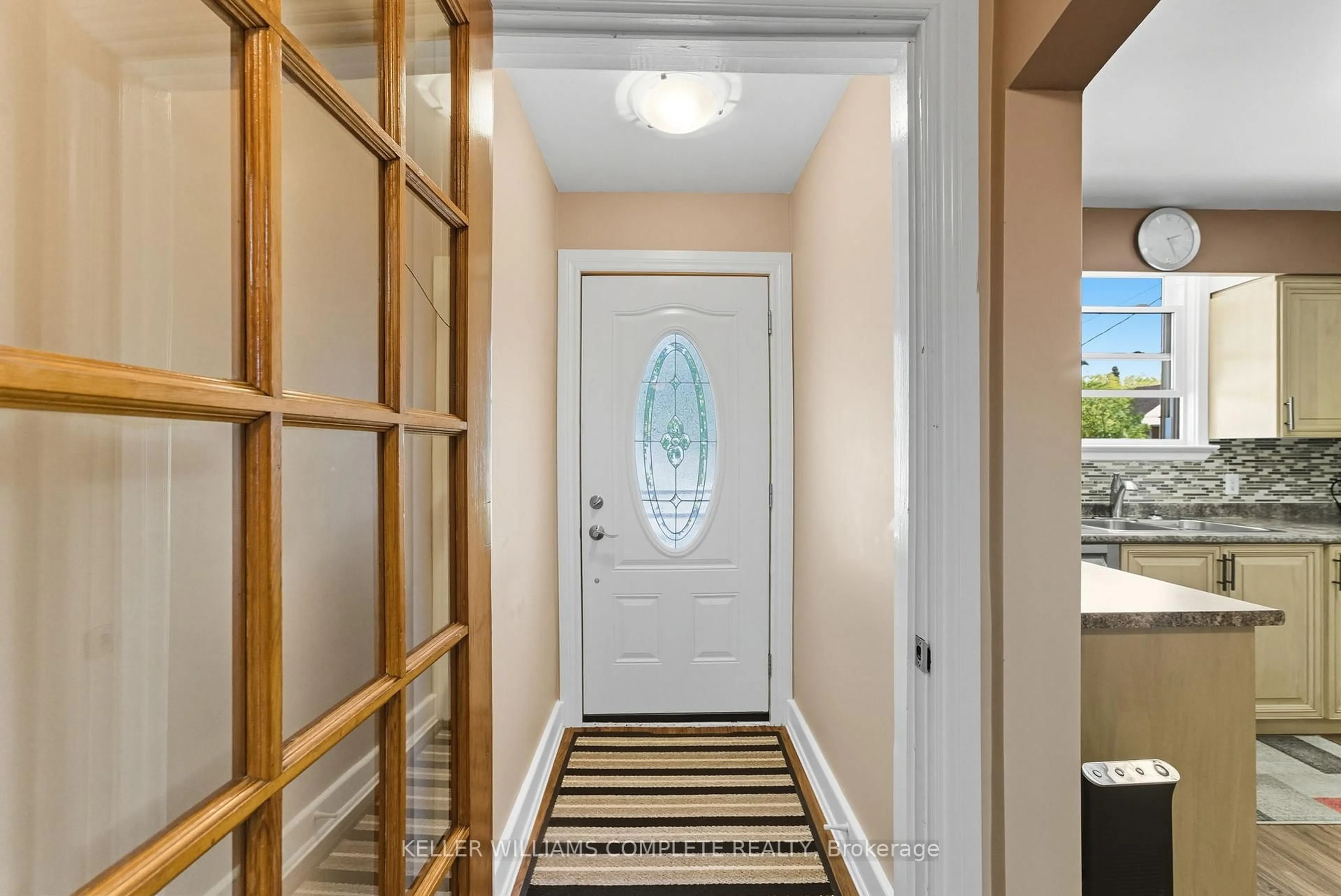 Indoor entryway for 446 East 42nd St, Hamilton Ontario L8T 3B3