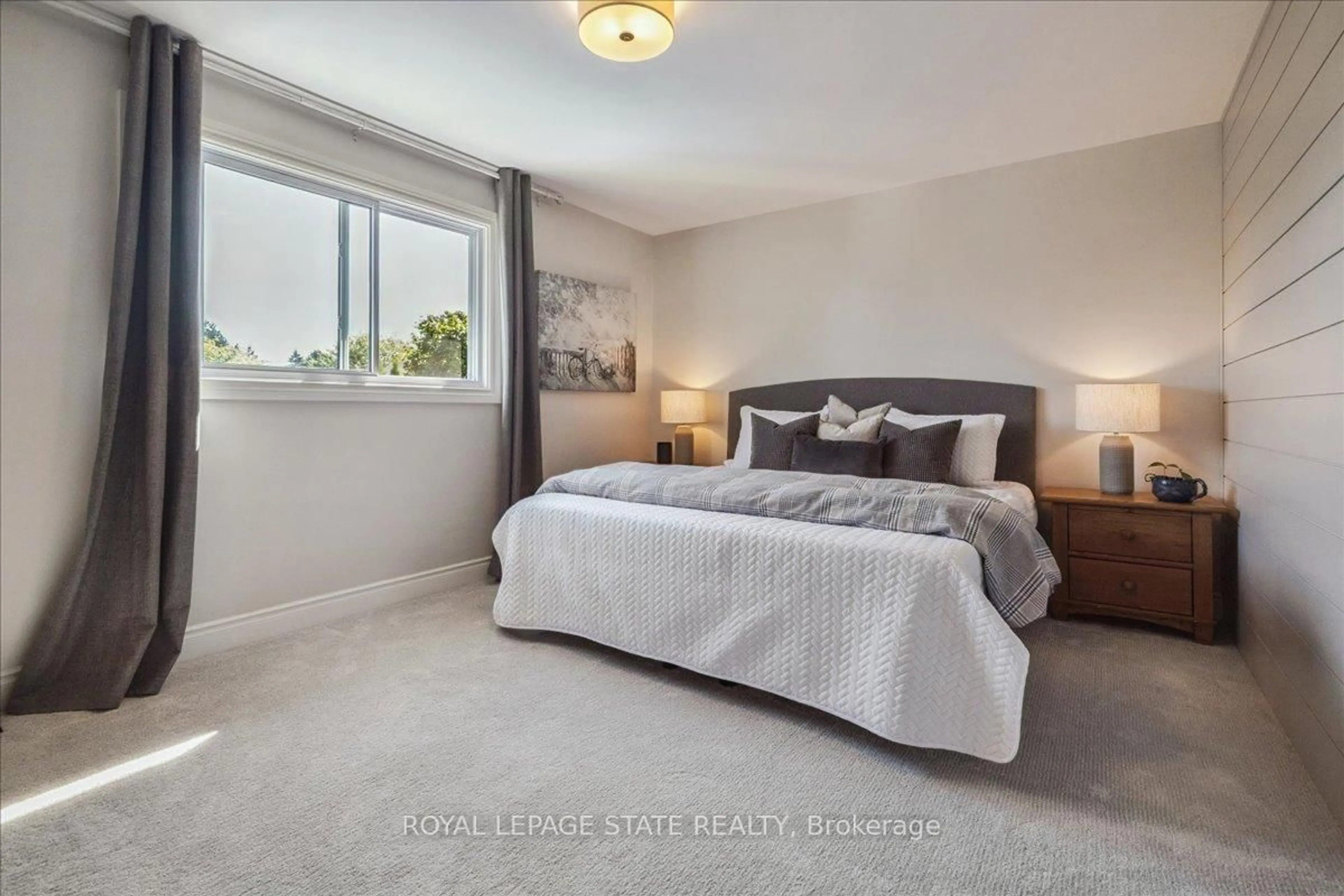 Bedroom with bed, carpet floor for 1 Parkvista Pl, Hamilton Ontario L8J 3S5