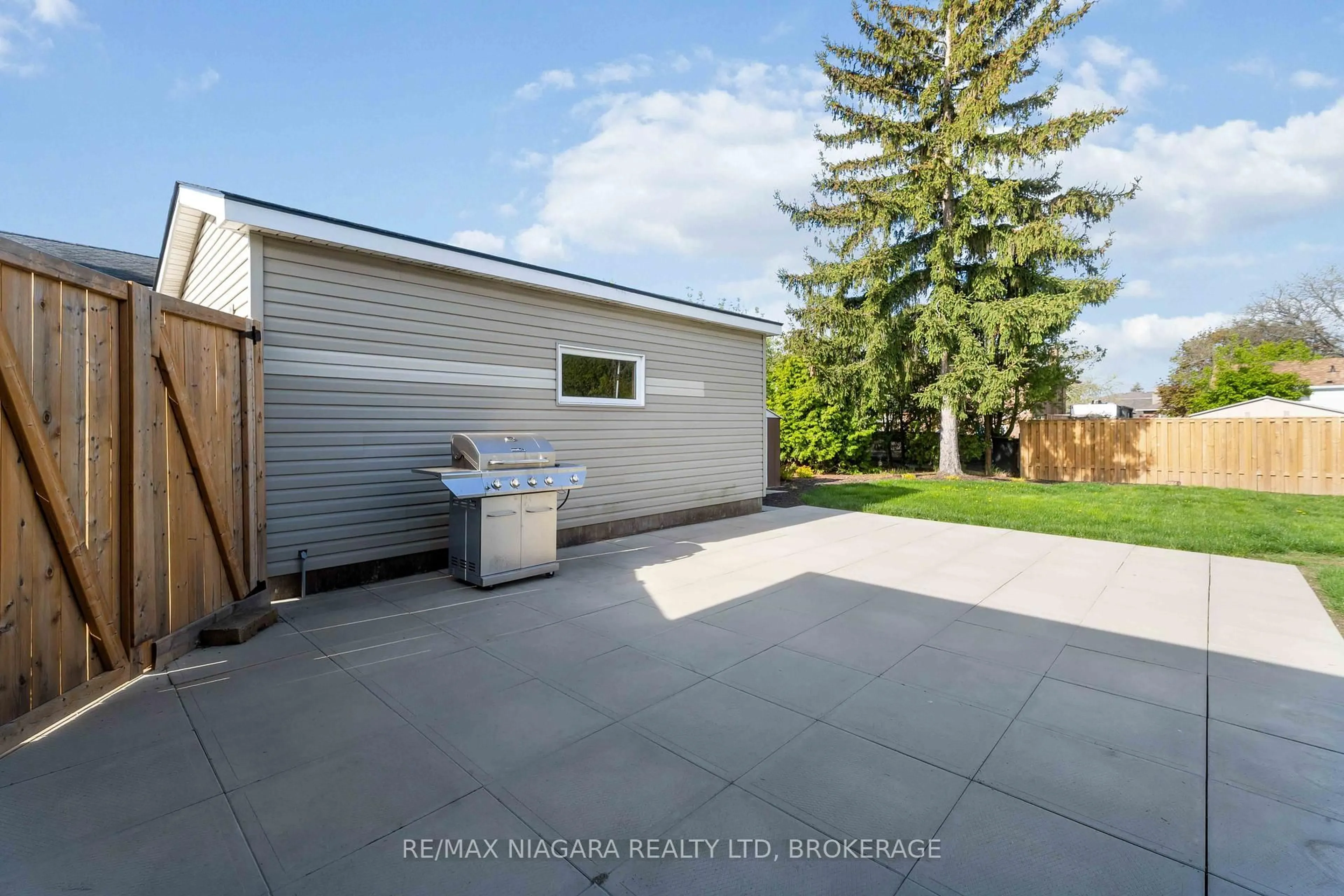 Patio, street for 543 Vine St, St. Catharines Ontario L2M 3T5