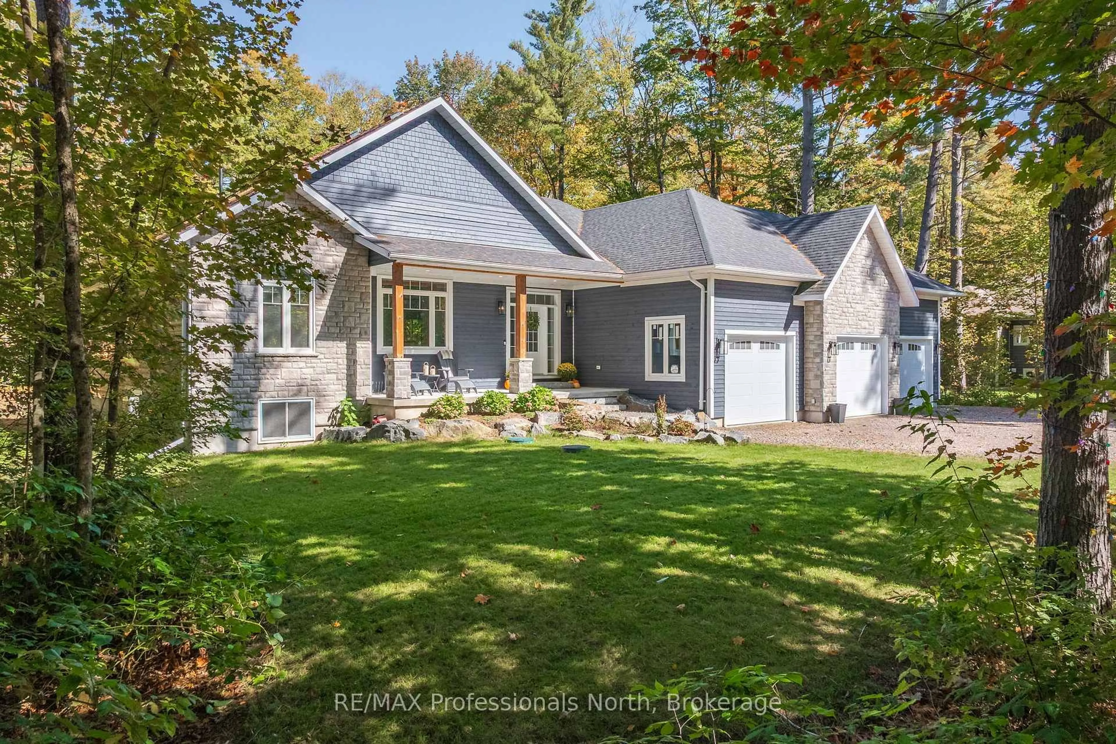 Home with vinyl exterior material, street for 1034 Xavier St, Gravenhurst Ontario P0E 1G0