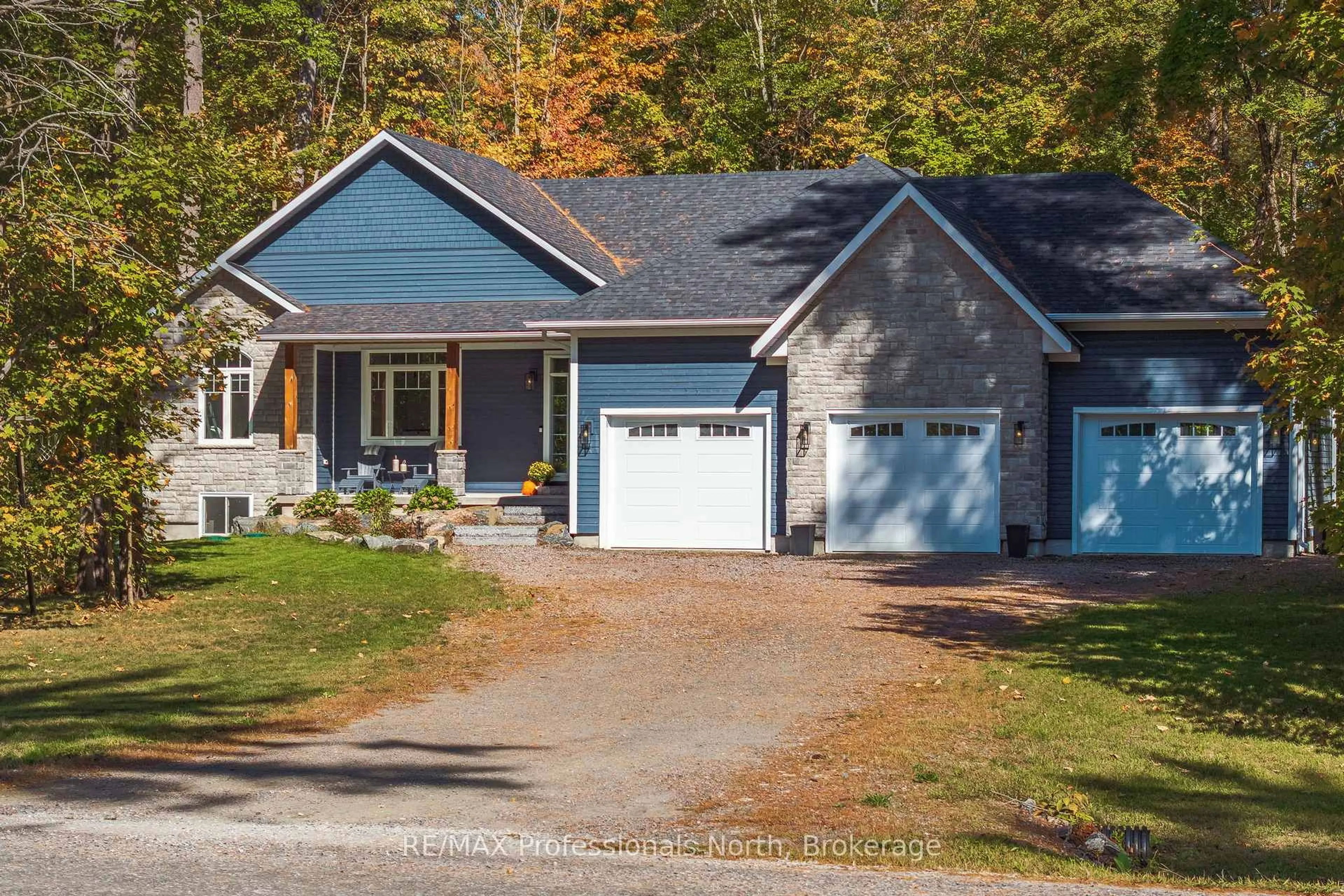 Home with vinyl exterior material, street for 1034 Xavier St, Gravenhurst Ontario P0E 1G0
