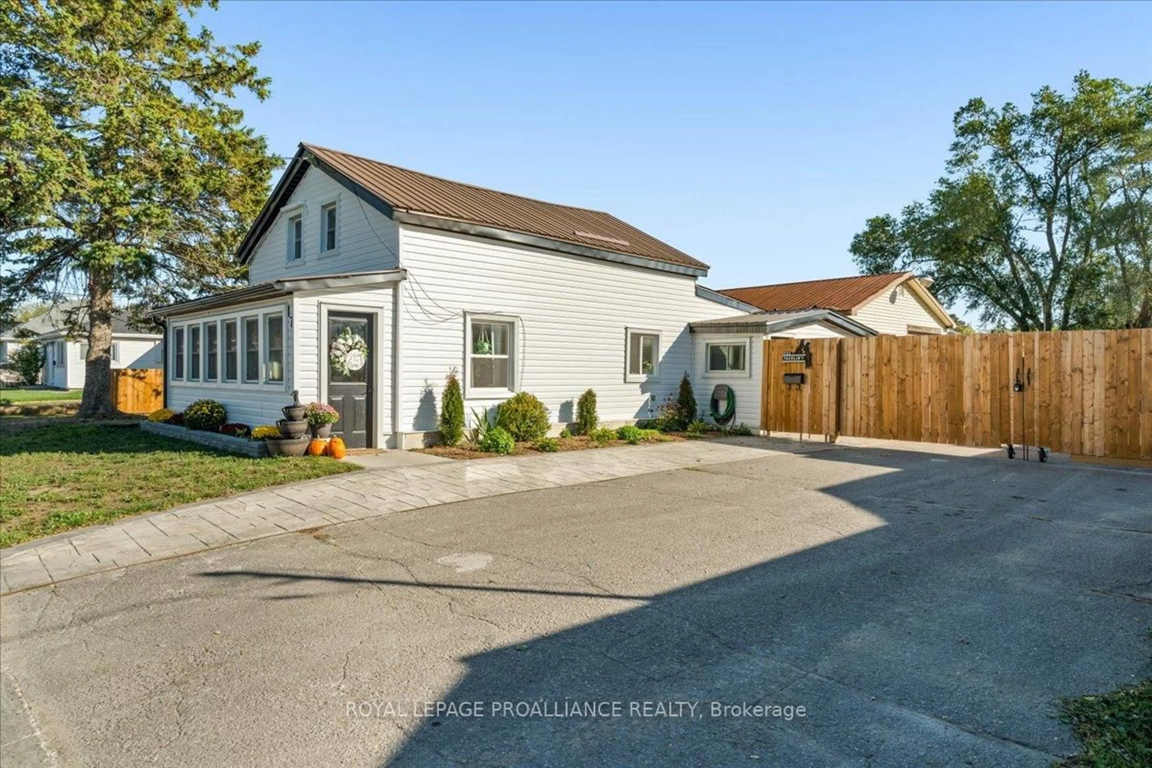 A pic from outside/outdoor area/front of a property/back of a property/a pic from drone, street for 17 Centre St, Belleville Ontario K8N 4W4