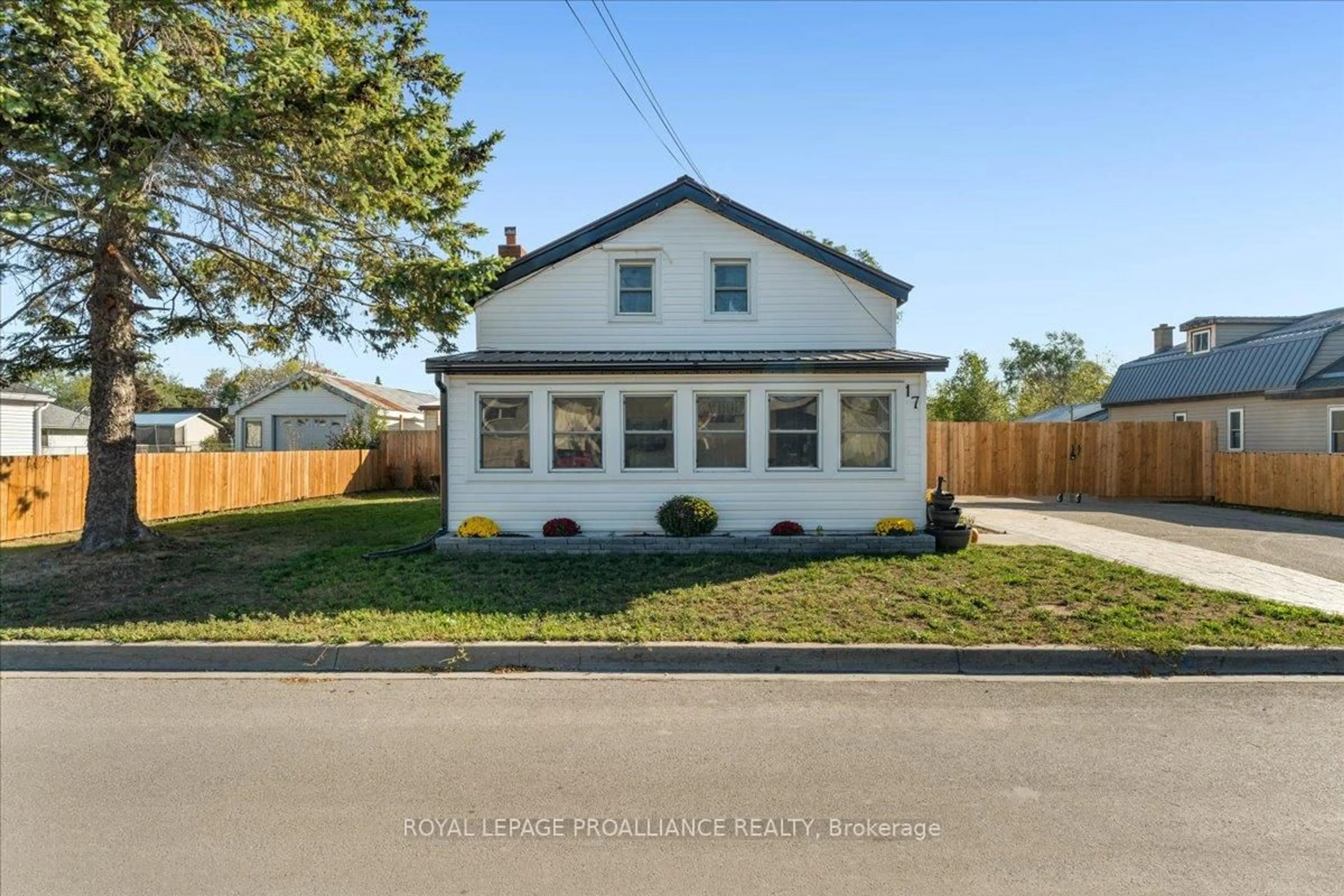 A pic from outside/outdoor area/front of a property/back of a property/a pic from drone, street for 17 Centre St, Belleville Ontario K8N 4W4