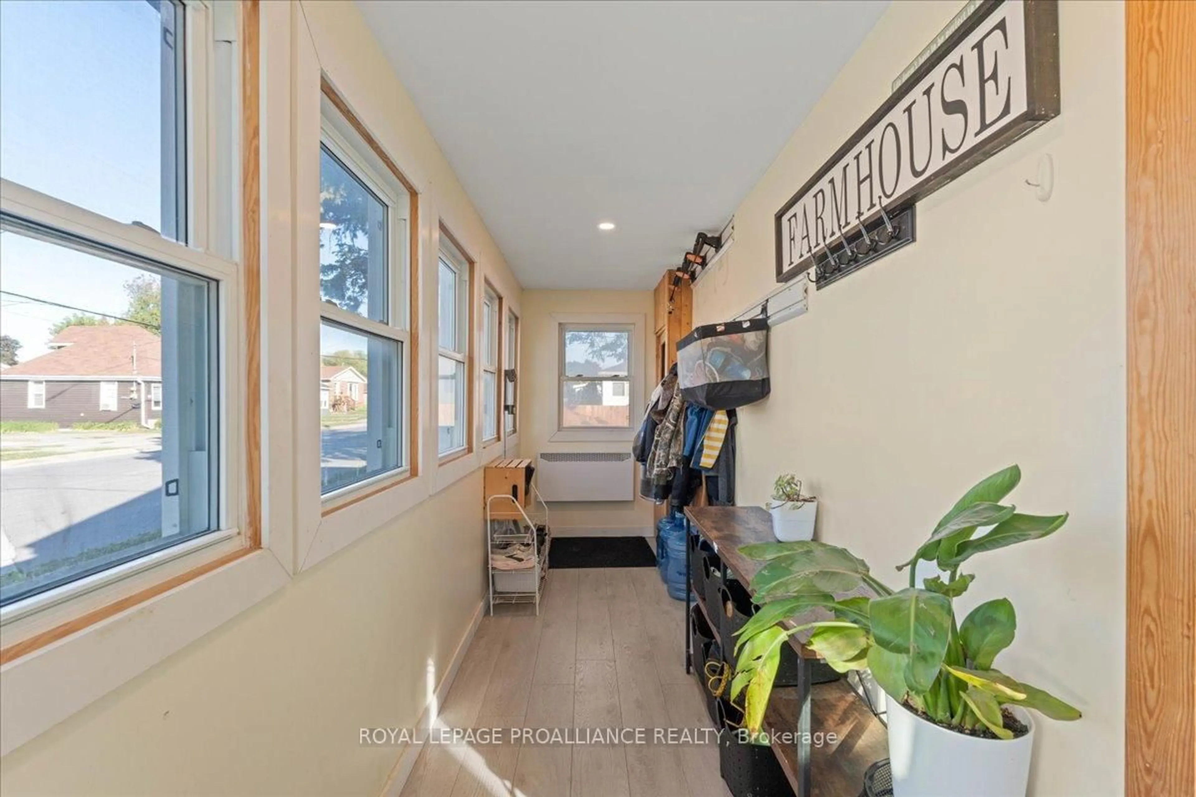 Indoor entryway for 17 Centre St, Belleville Ontario K8N 4W4
