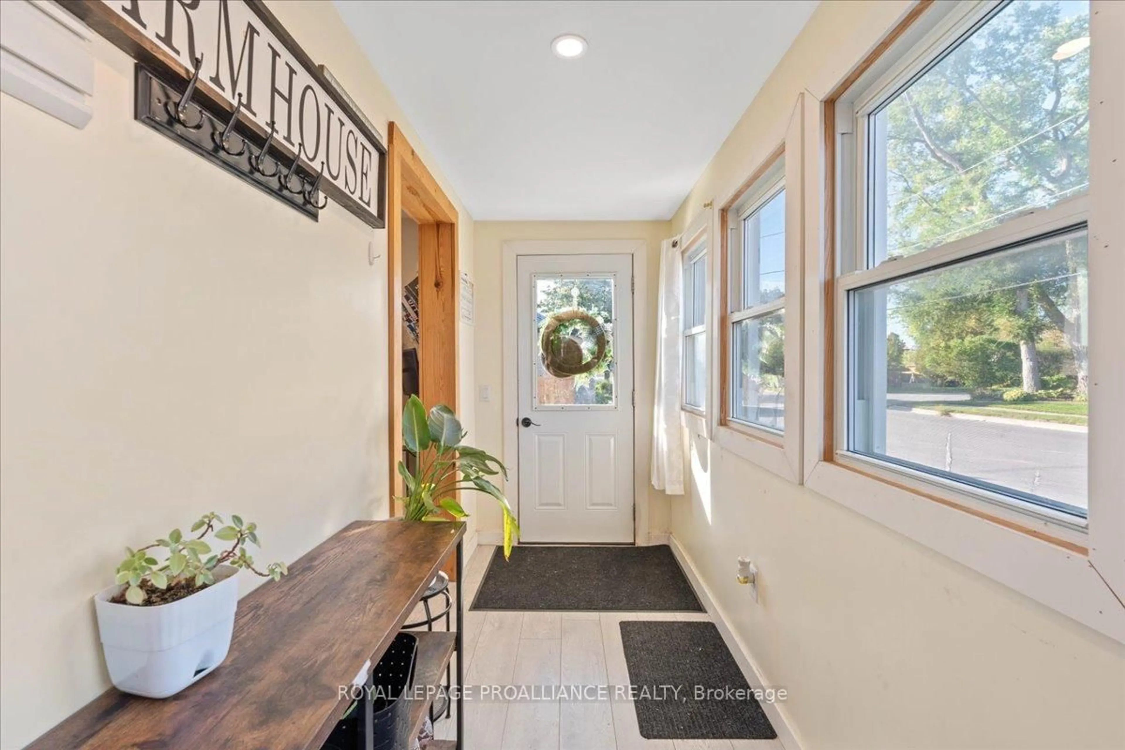 Indoor entryway for 17 Centre St, Belleville Ontario K8N 4W4