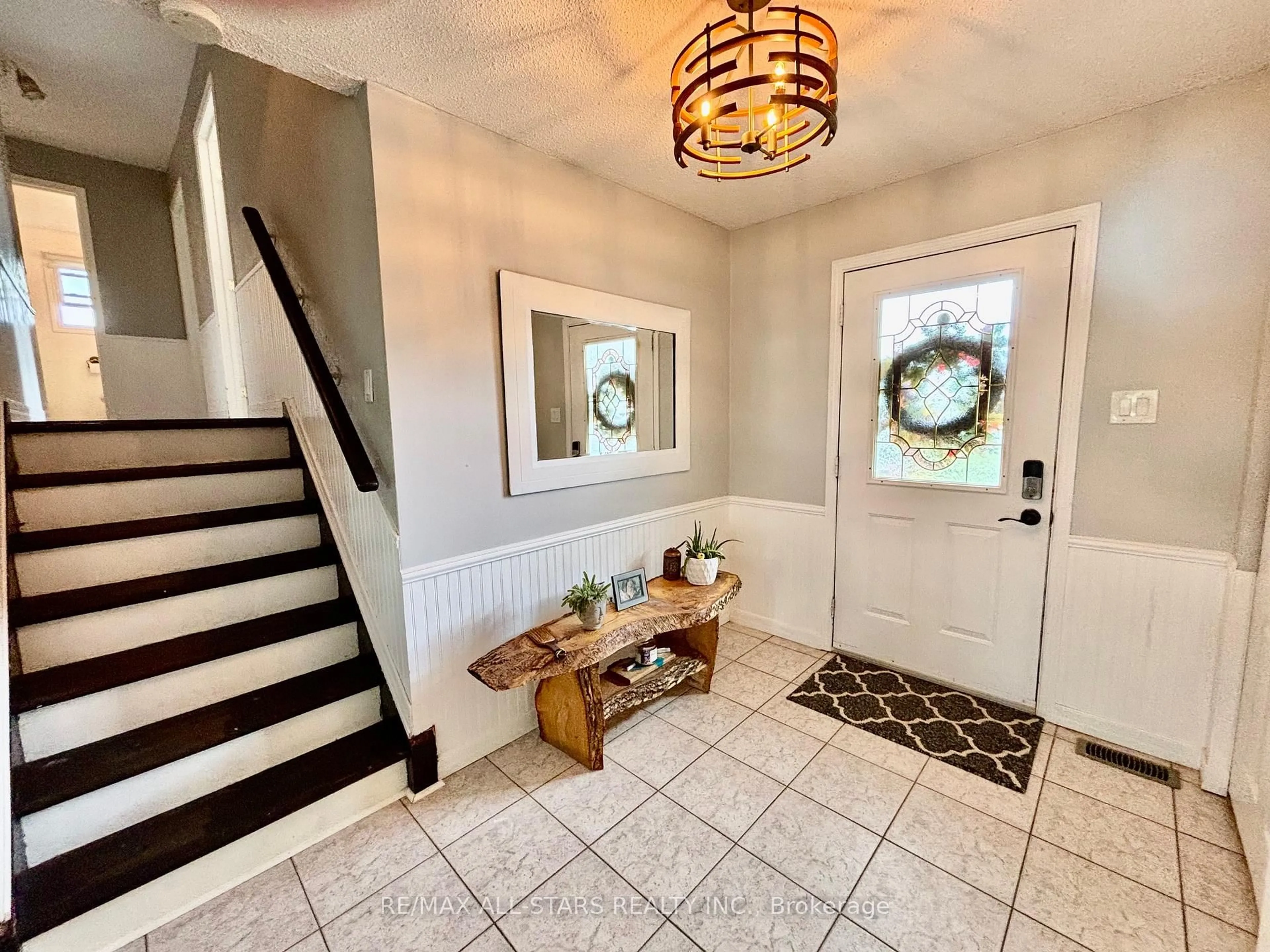 Indoor entryway for 375 Ogemah Rd, Kawartha Lakes Ontario K0M 2C0