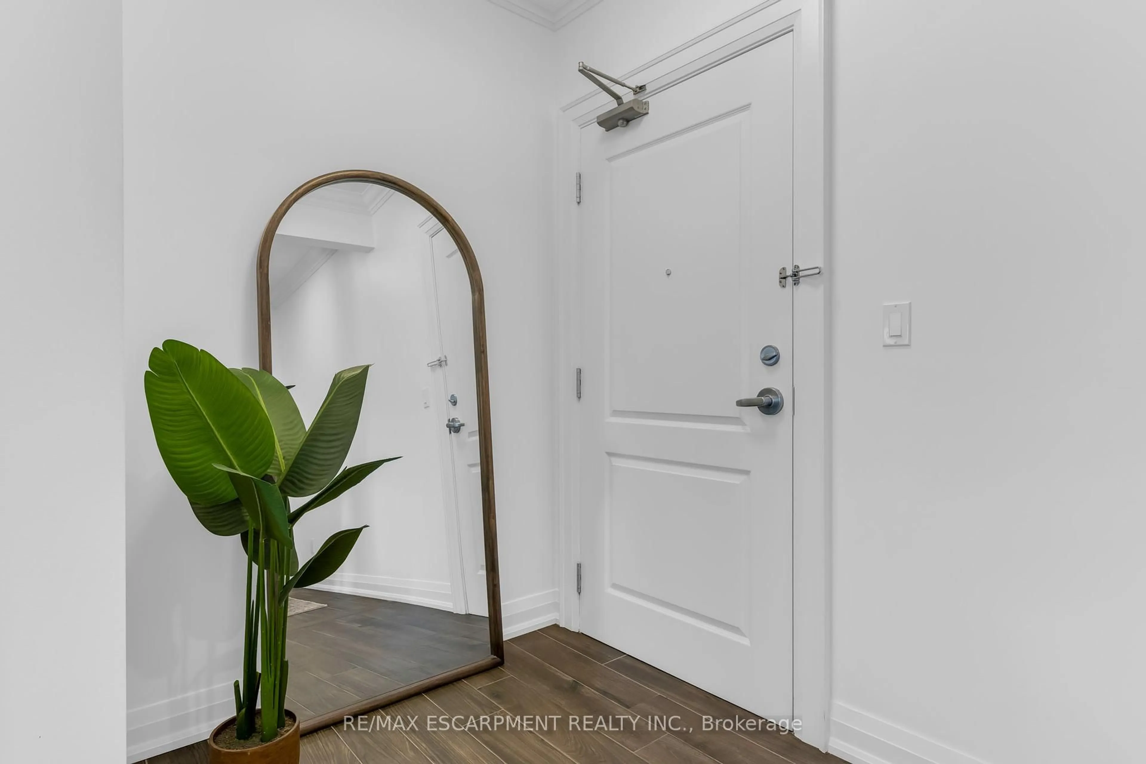 Indoor entryway for 257 Millen Rd #209, Hamilton Ontario L8E 2H1