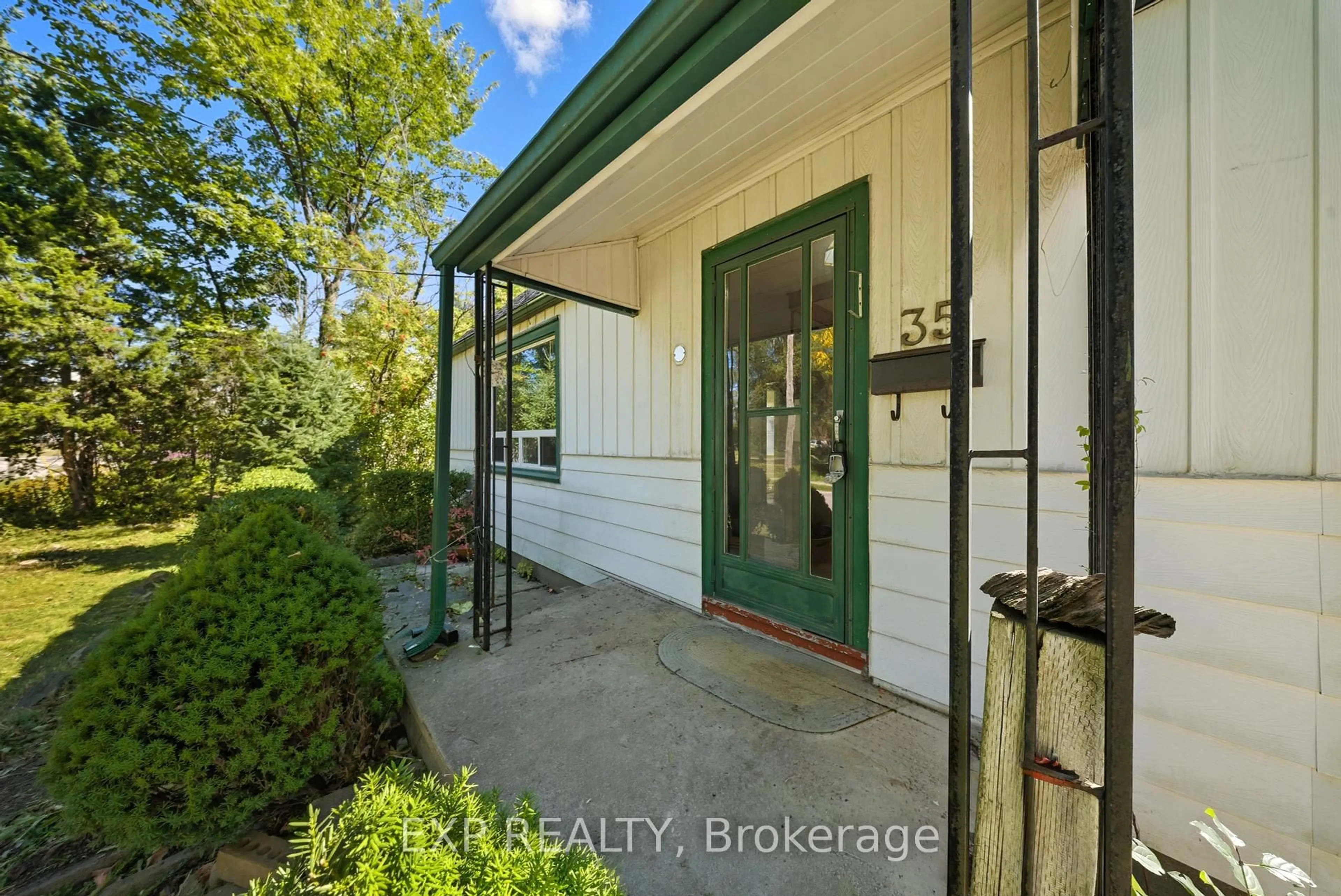 Indoor entryway for 35 Glen Rd, Kitchener Ontario N2M 3E7