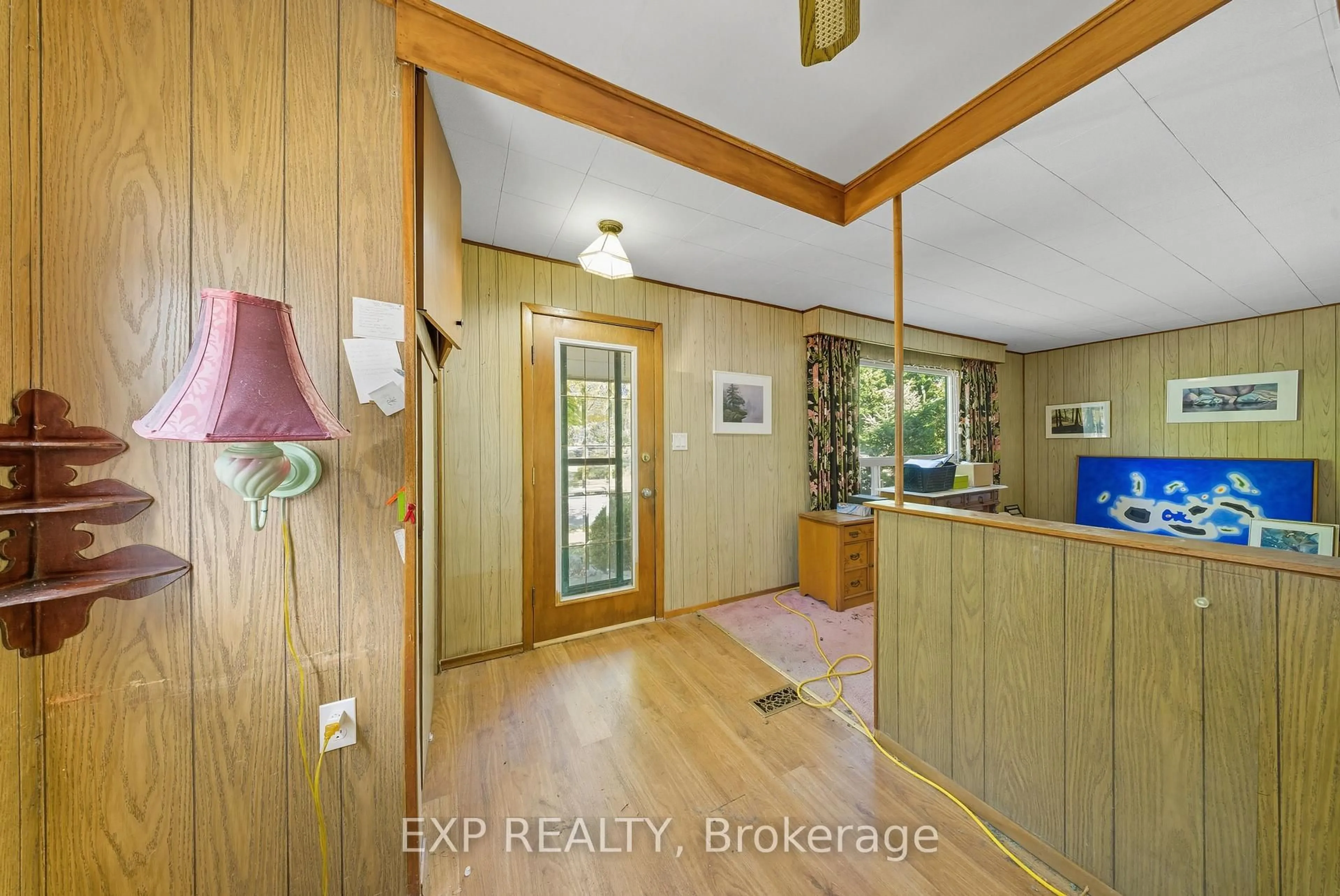 Indoor entryway for 35 Glen Rd, Kitchener Ontario N2M 3E7