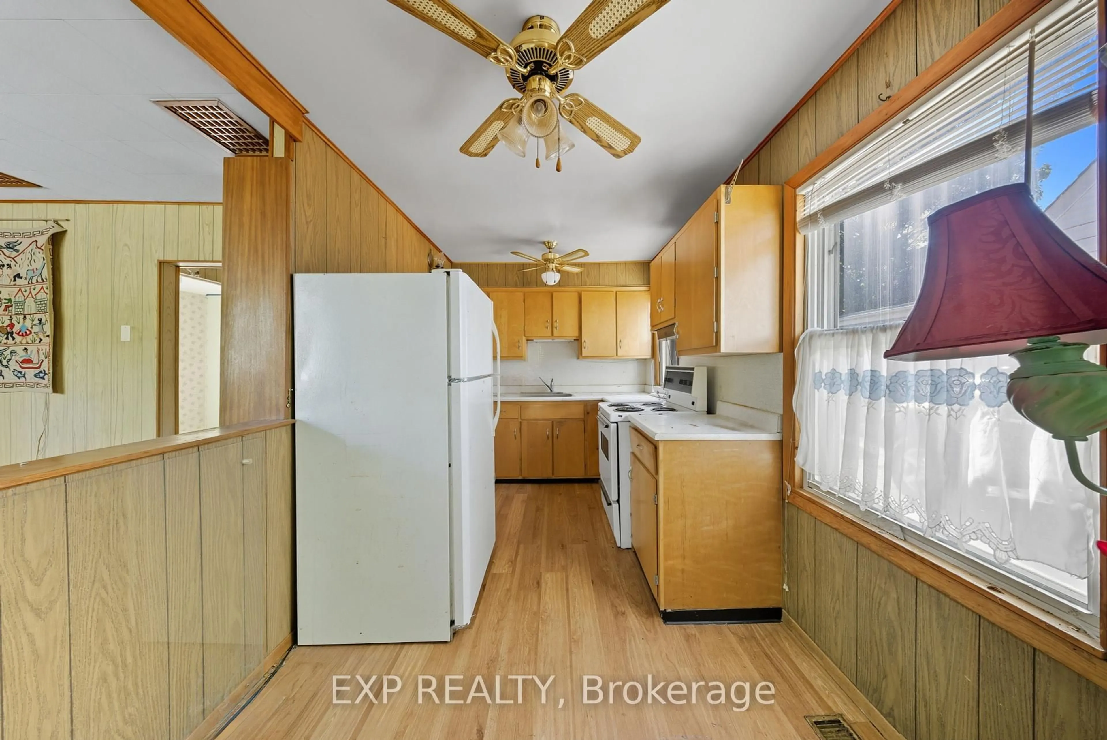 Standard kitchen, unknown for 35 Glen Rd, Kitchener Ontario N2M 3E7