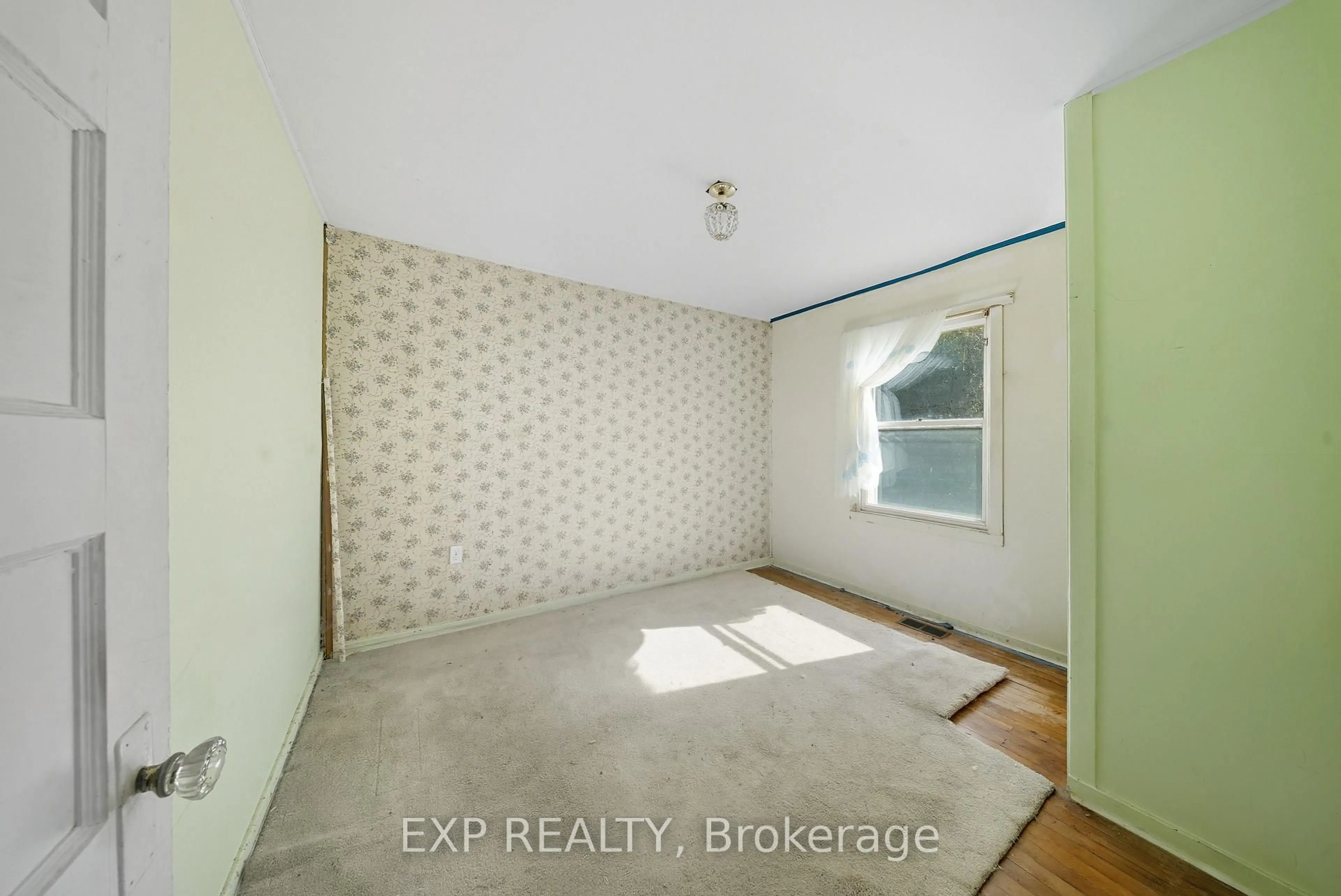 A pic of a room for 35 Glen Rd, Kitchener Ontario N2M 3E7