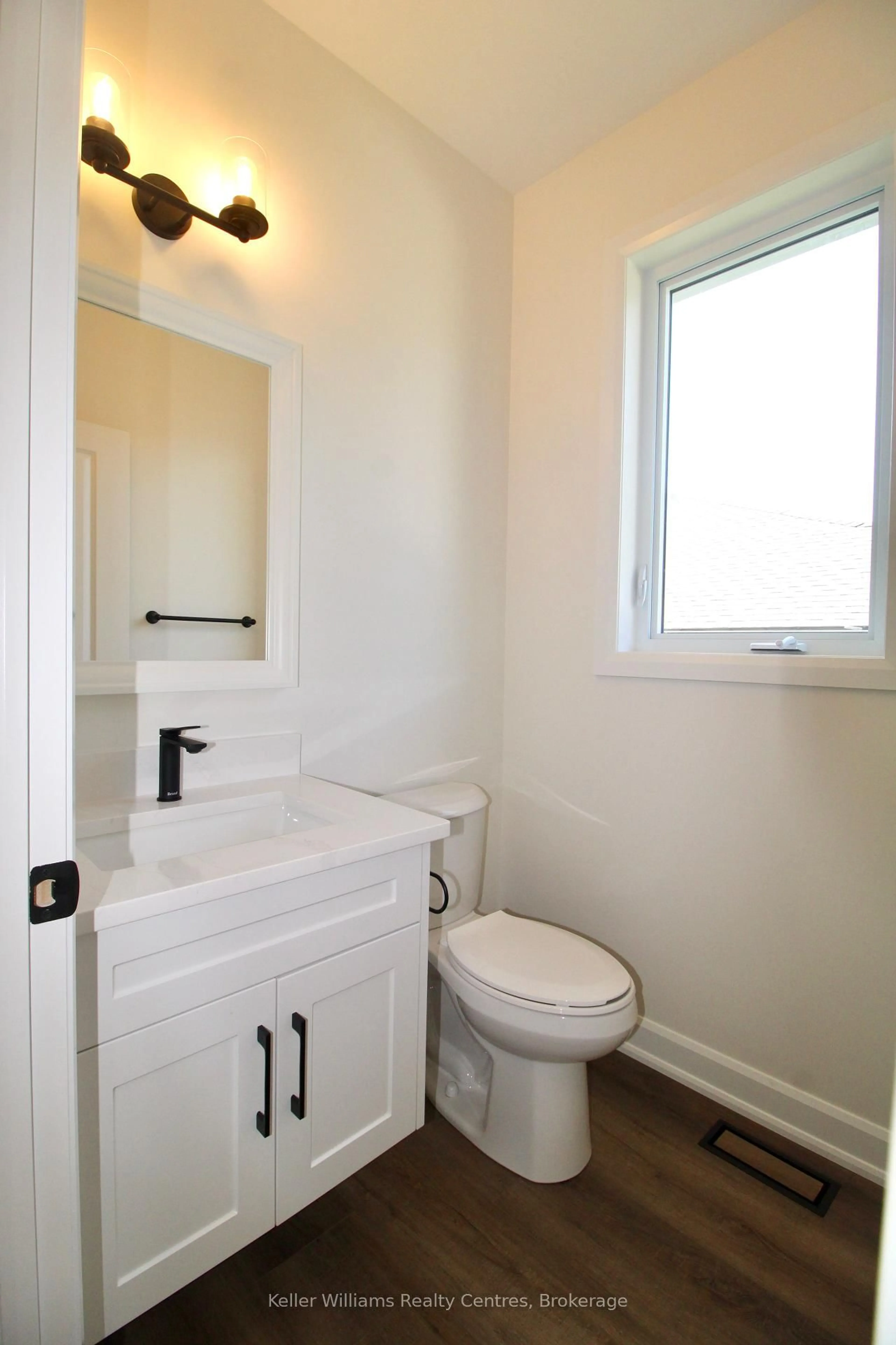 Standard bathroom, ceramic/tile floor for #2 260 7th St, Hanover Ontario N4N 1G9