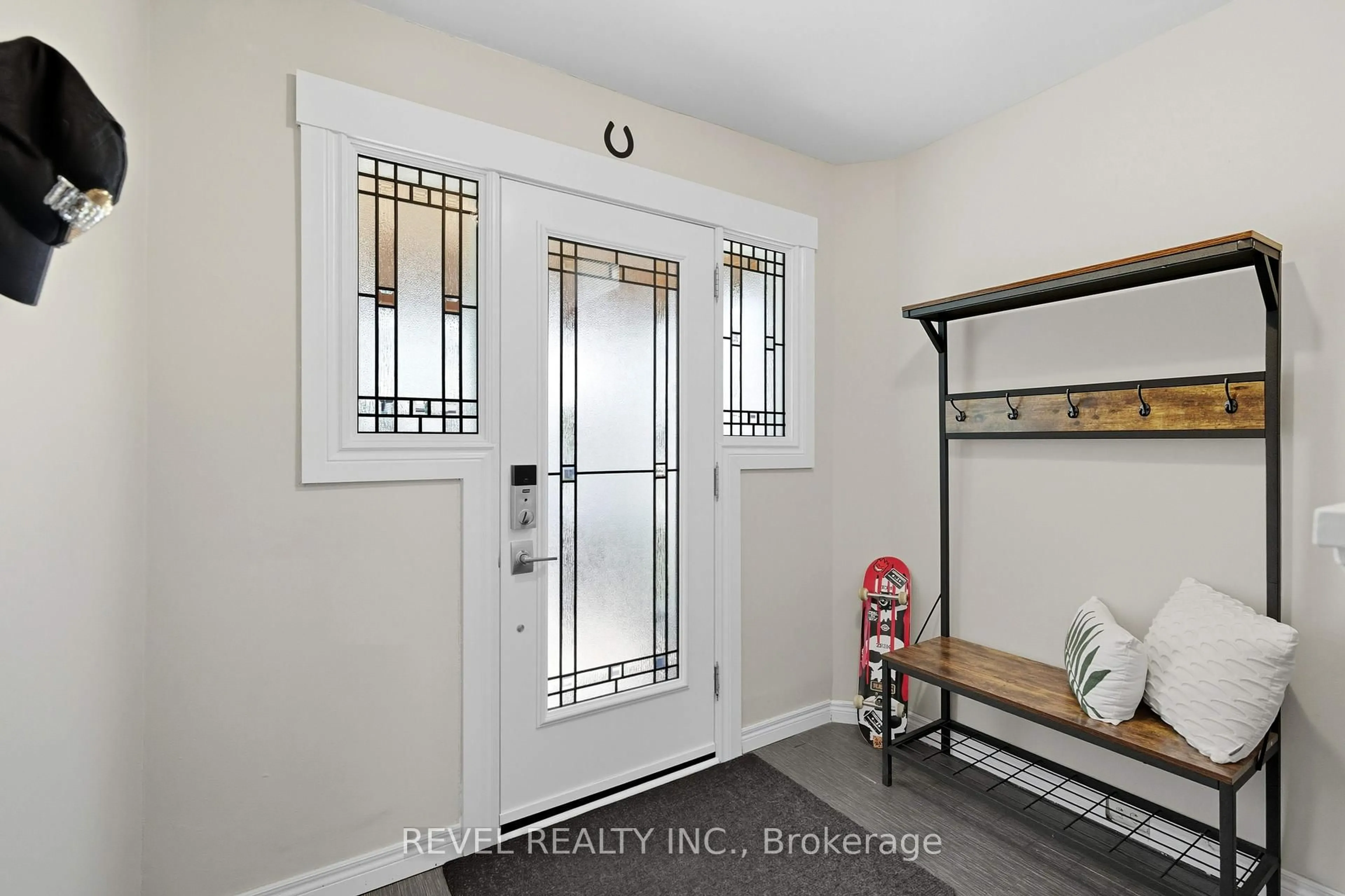 Indoor entryway for 197 Balmoral Ave, Hamilton Ontario L8M 3K5