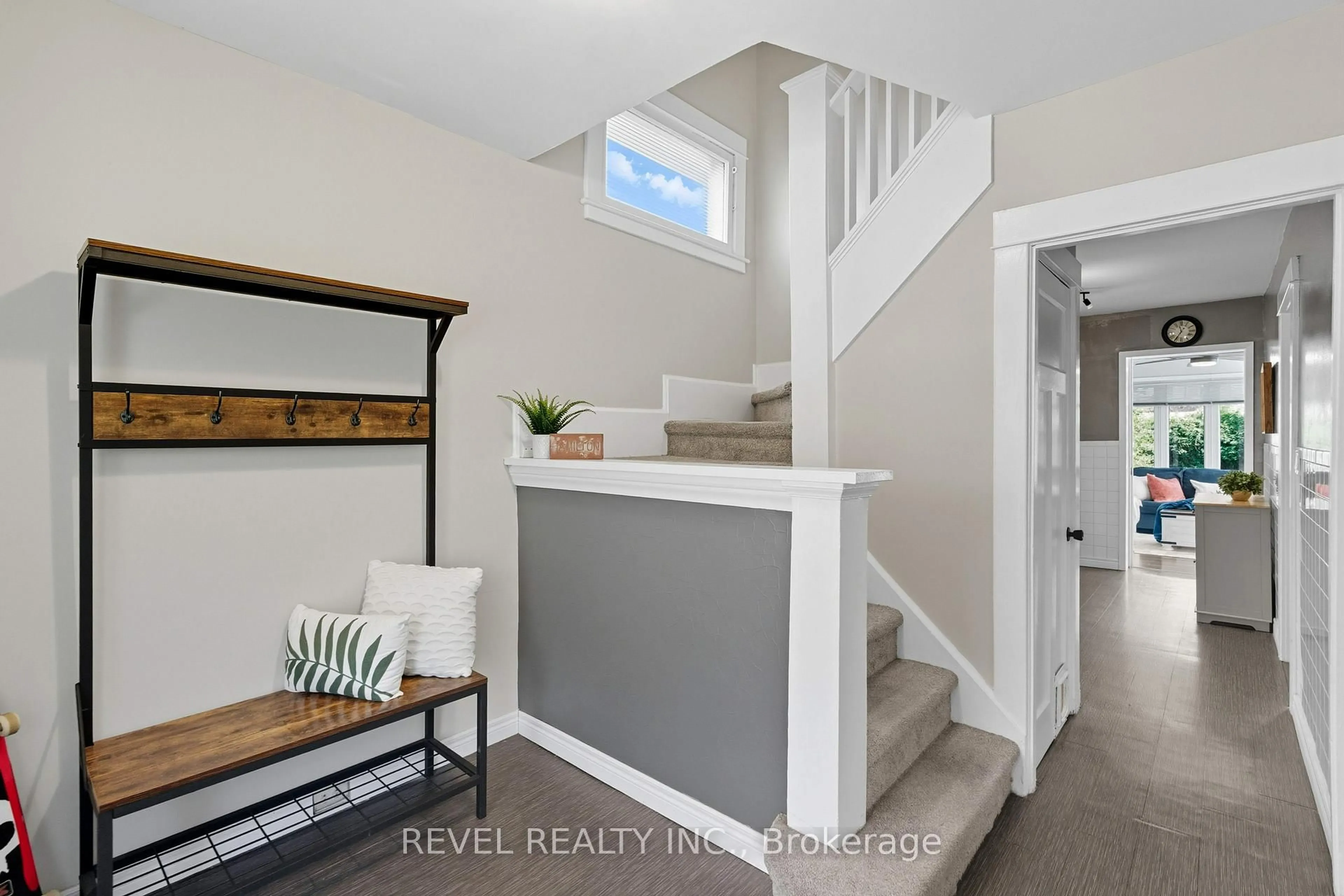 Indoor entryway for 197 Balmoral Ave, Hamilton Ontario L8M 3K5