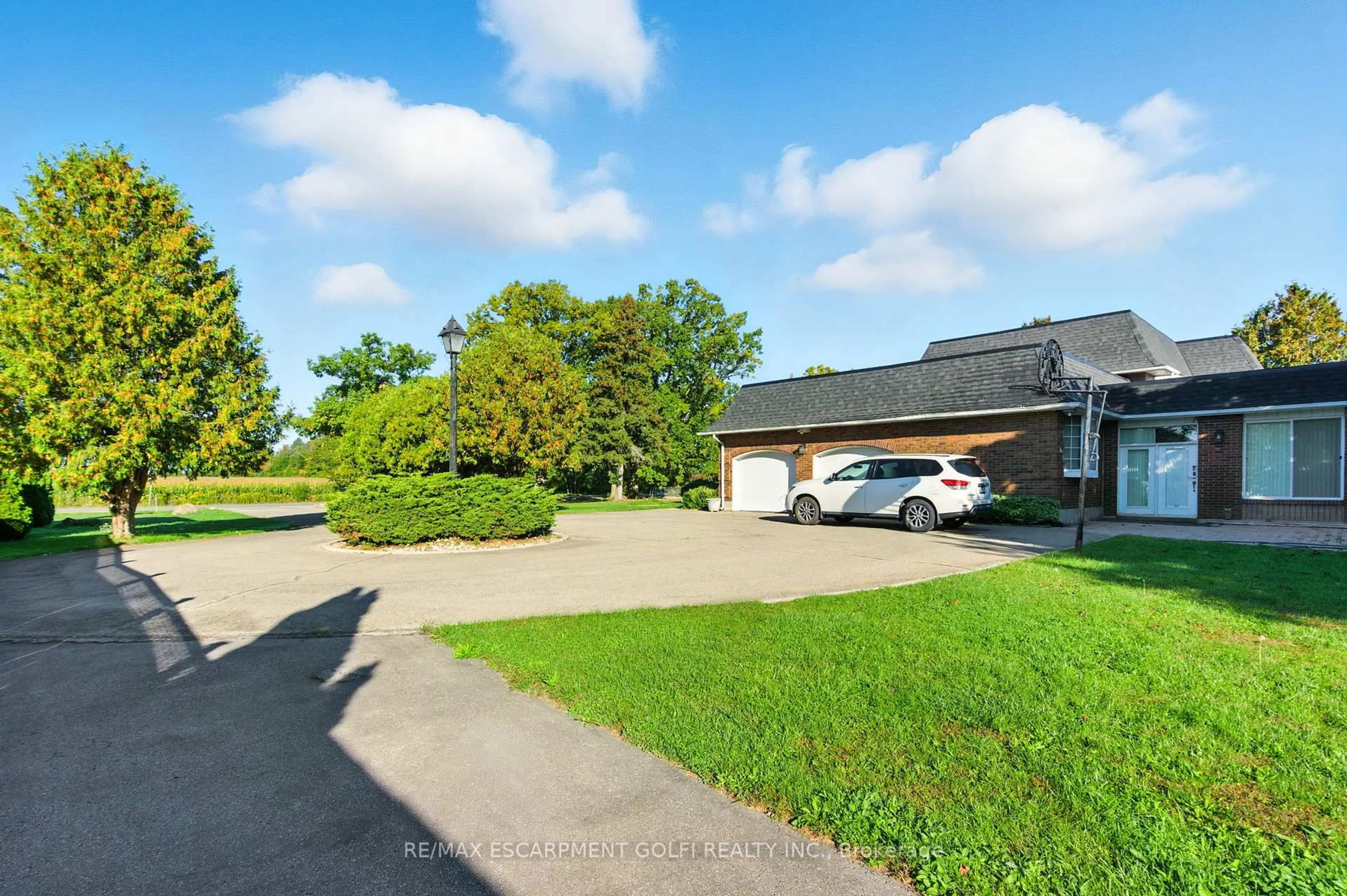A pic from outside/outdoor area/front of a property/back of a property/a pic from drone, street for 6916 Garner Rd, Niagara Falls Ontario L2E 6S5
