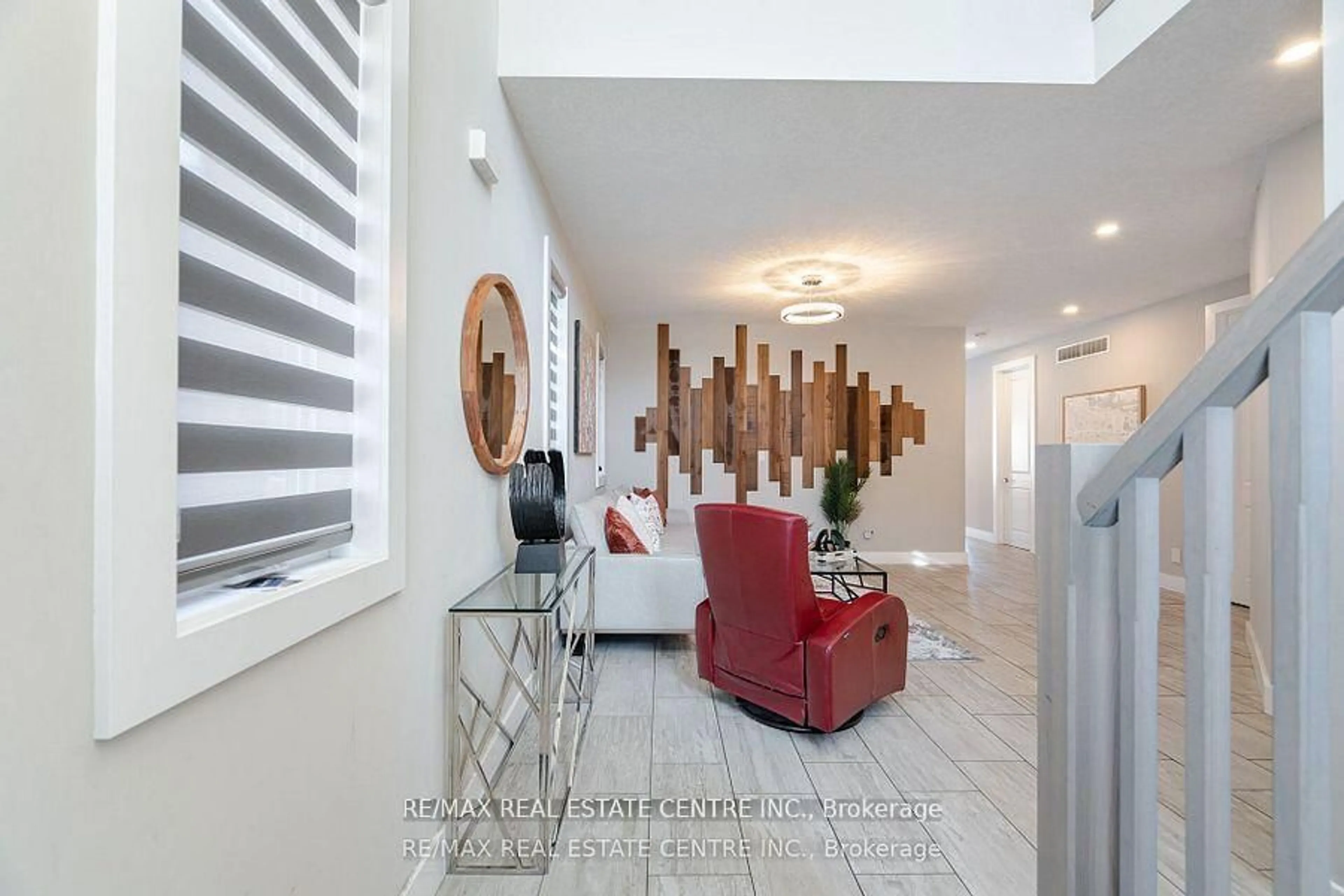Indoor foyer for 204 Forest Creek Dr, Kitchener Ontario N2P 2R3