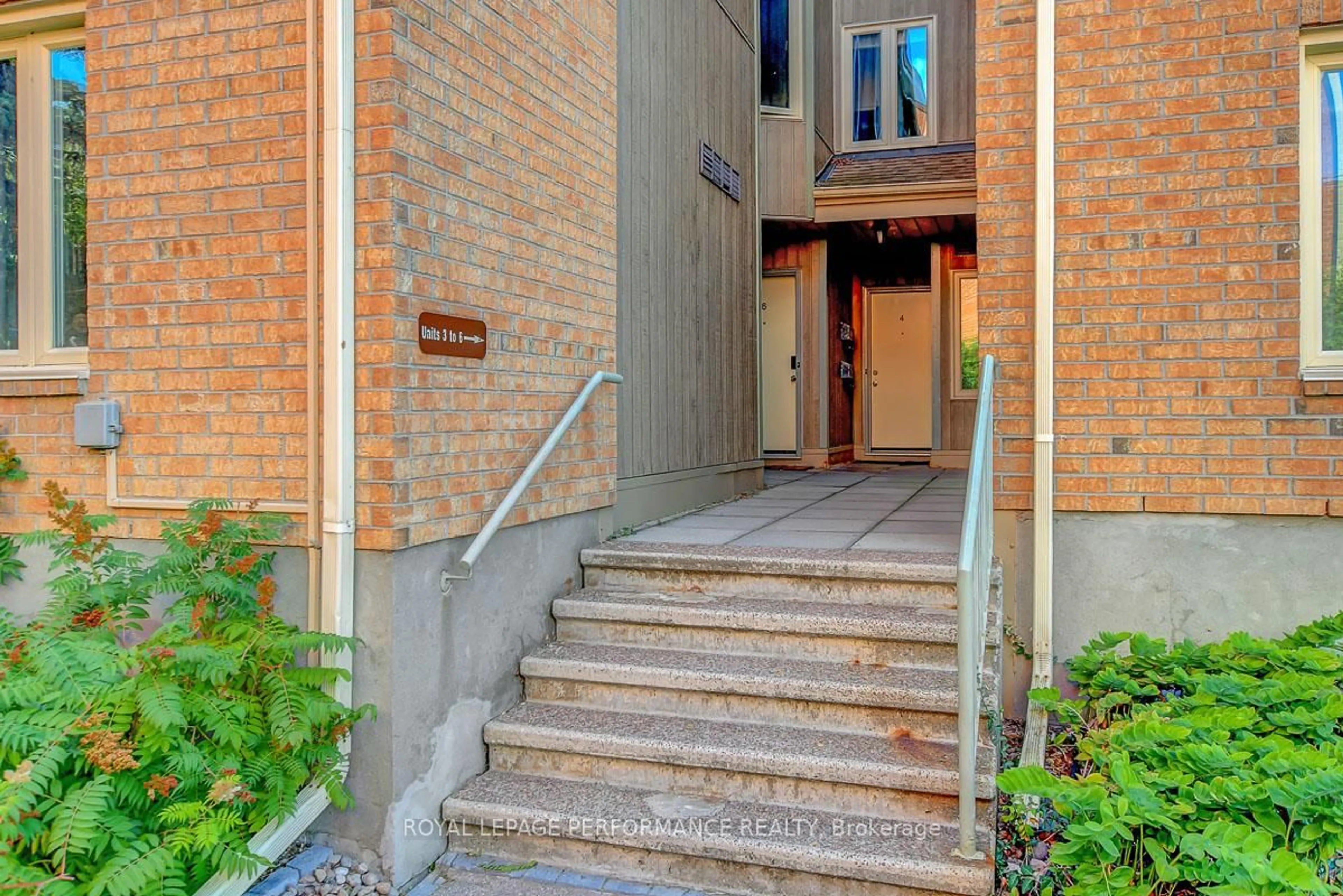 Indoor foyer for 2 Columbus Ave #3, Ottawa Ontario K1K 1R3