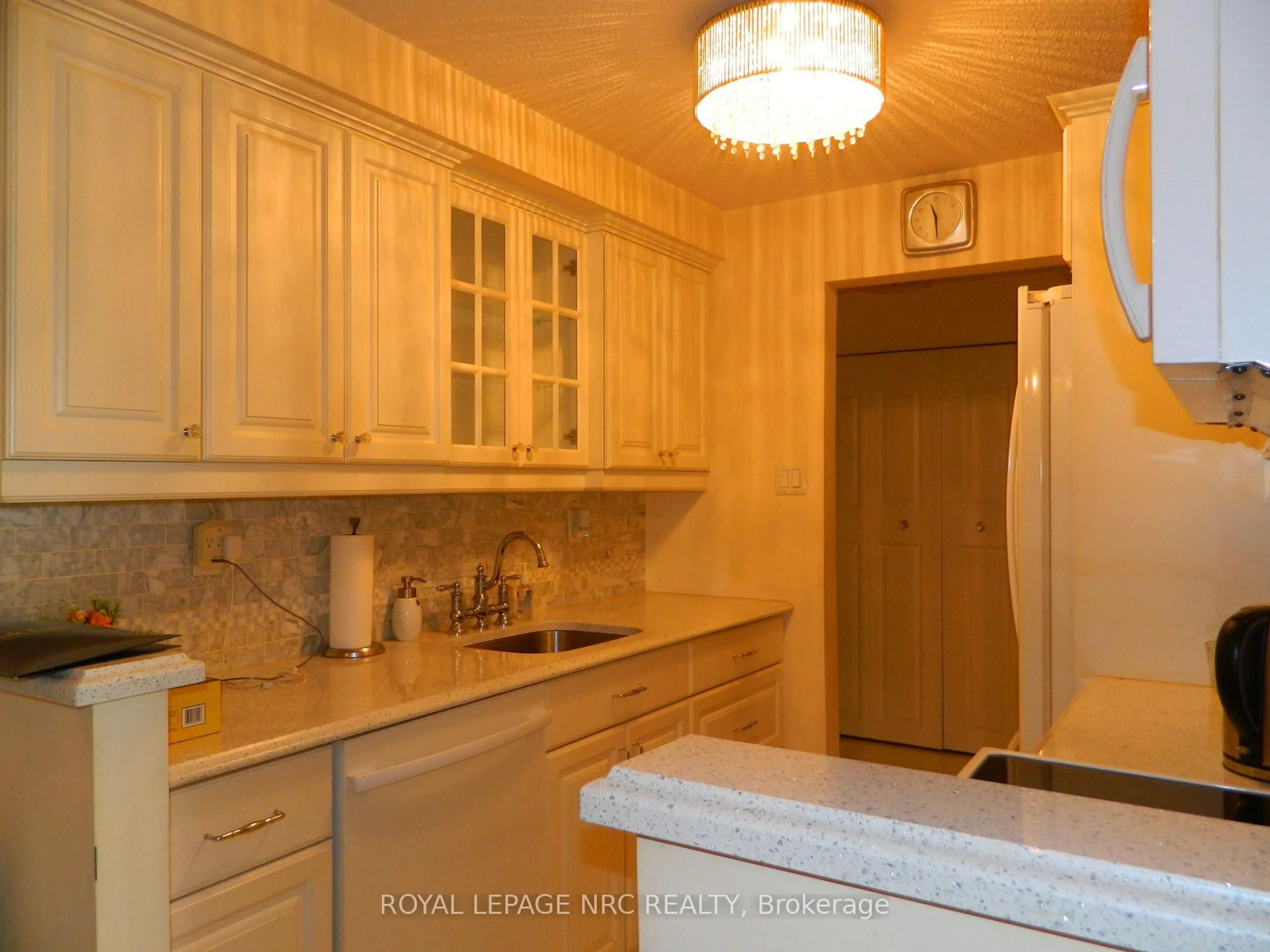 Standard kitchen, wood/laminate floor for 276 Oakdale Ave #201, St. Catharines Ontario L2P 3S5