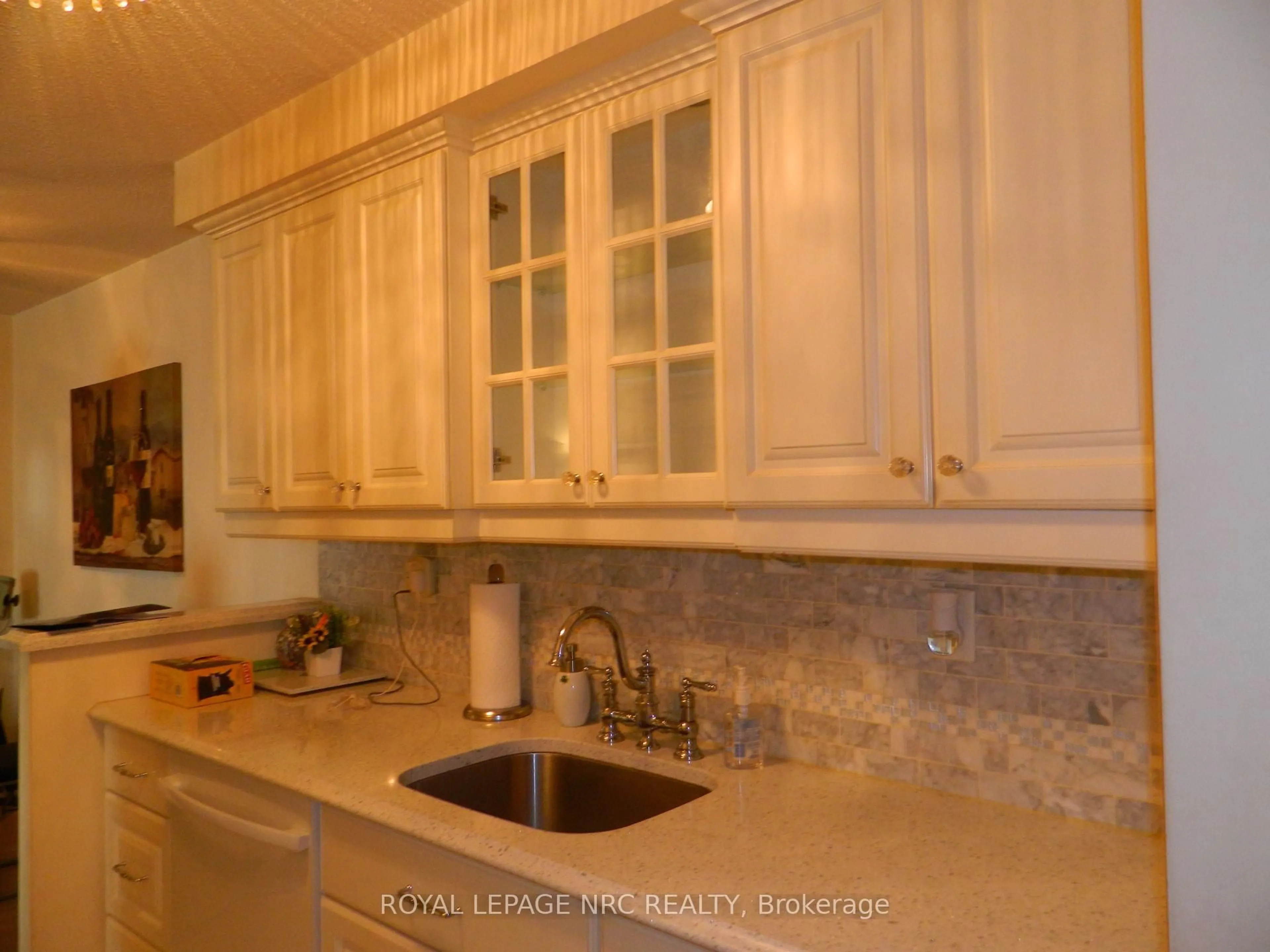 Standard kitchen, ceramic/tile floor for 276 Oakdale Ave #201, St. Catharines Ontario L2P 3S5