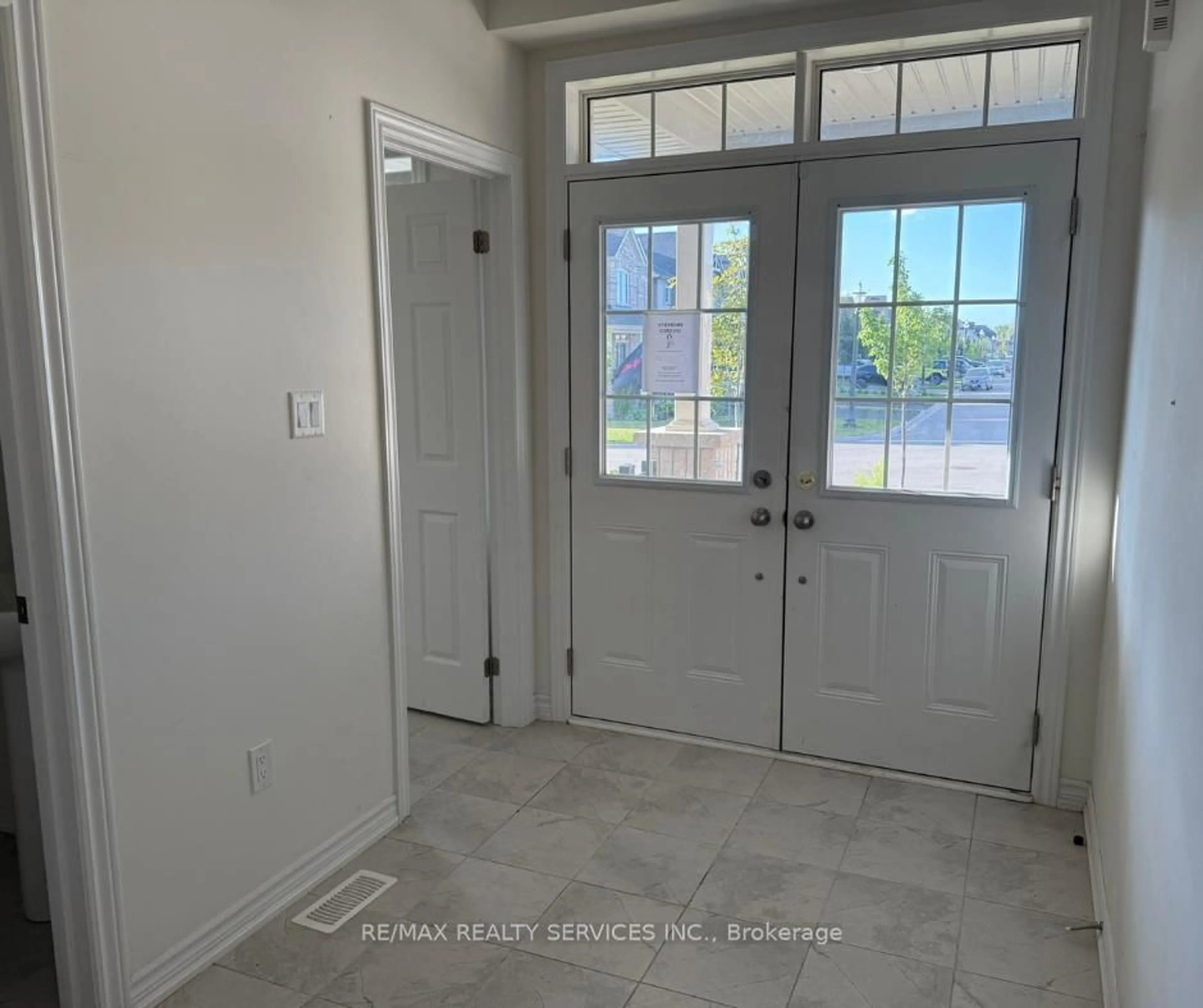 Indoor entryway for 620 McMullen St, Shelburne Ontario L9V 3X5