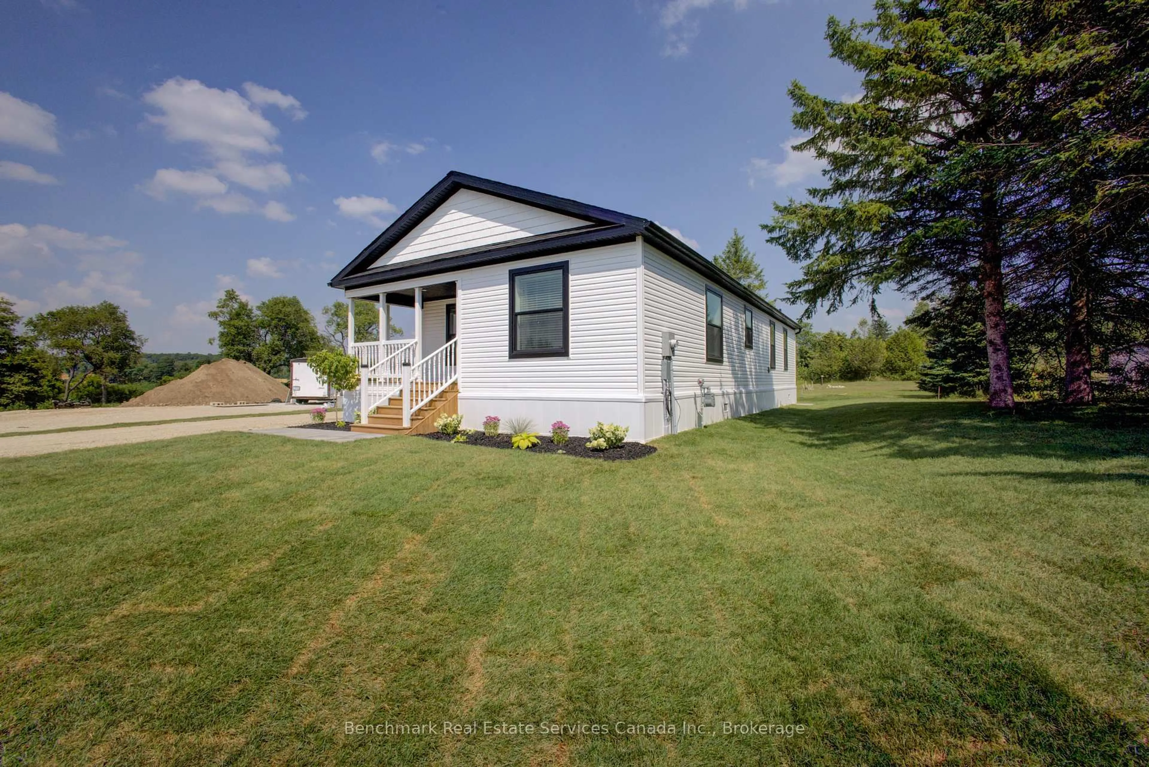 Home with vinyl exterior material, unknown for 212 SPRUCE Dr, West Grey Ontario N4N 3B8