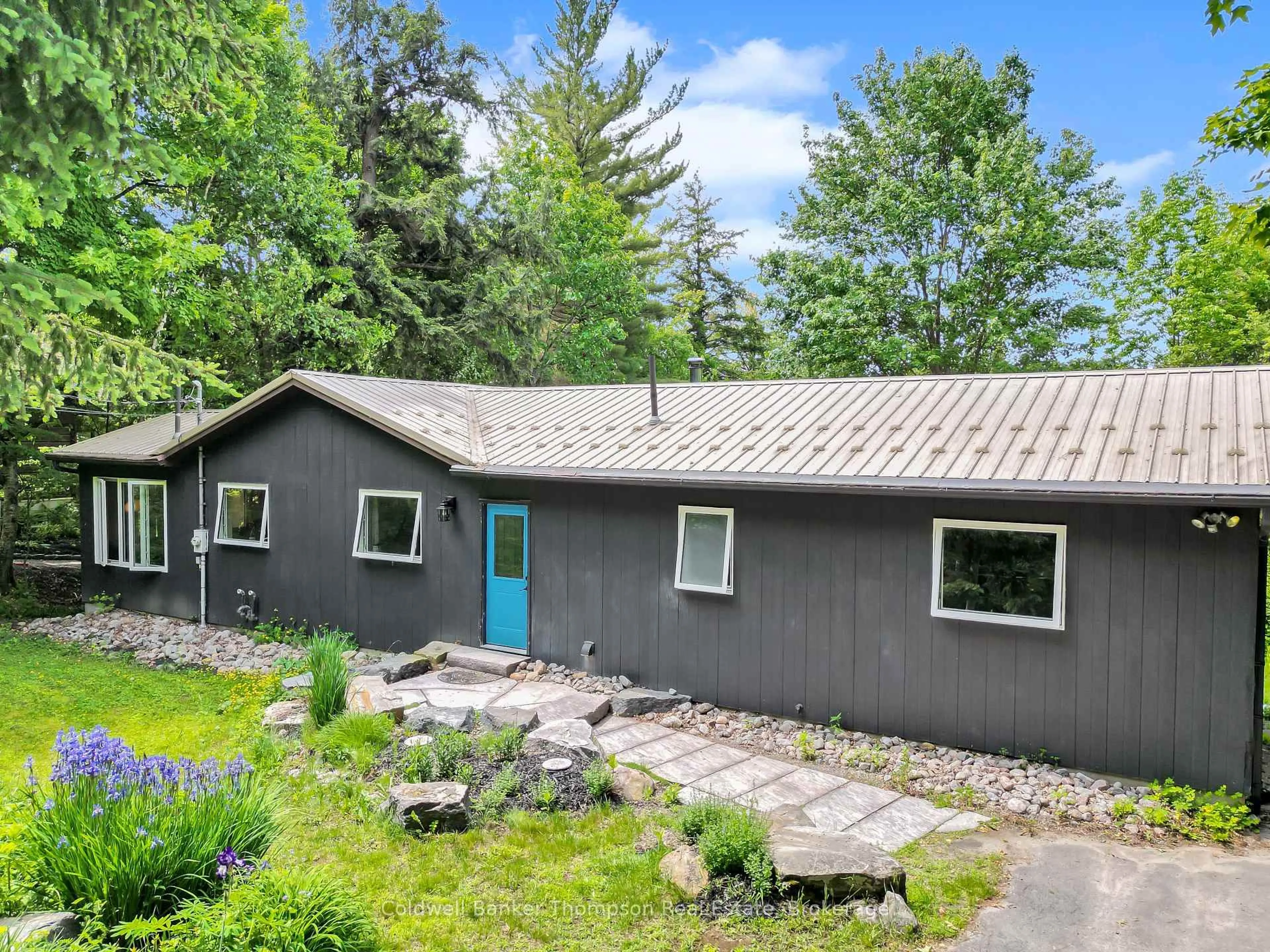 Home with vinyl exterior material, unknown for 810 East Waseosa Lake Rd, Huntsville Ontario P1H 2J4