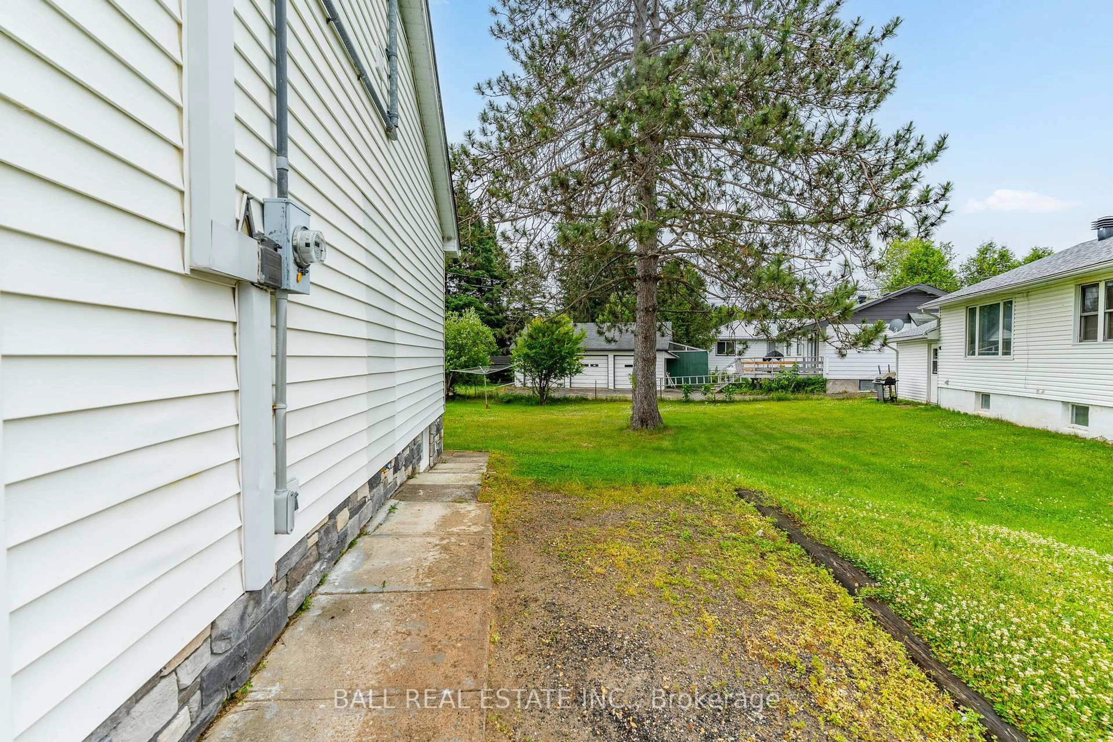 A pic from outside/outdoor area/front of a property/back of a property/a pic from drone, street for 3 Larch St, Highlands East Ontario K0L 1M0