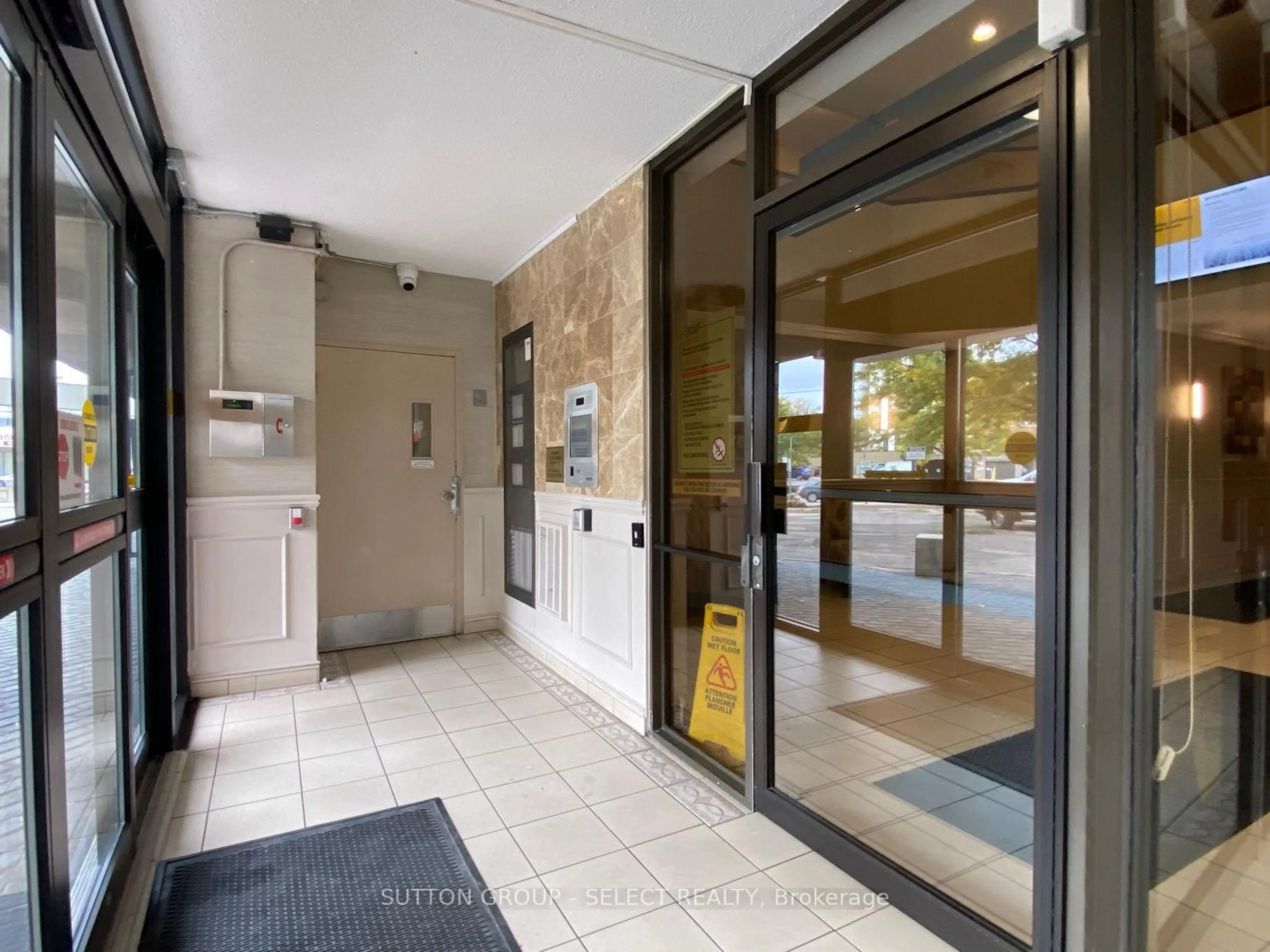 Indoor foyer for 323 Colborne St #1702, London East Ontario N6B 3N8
