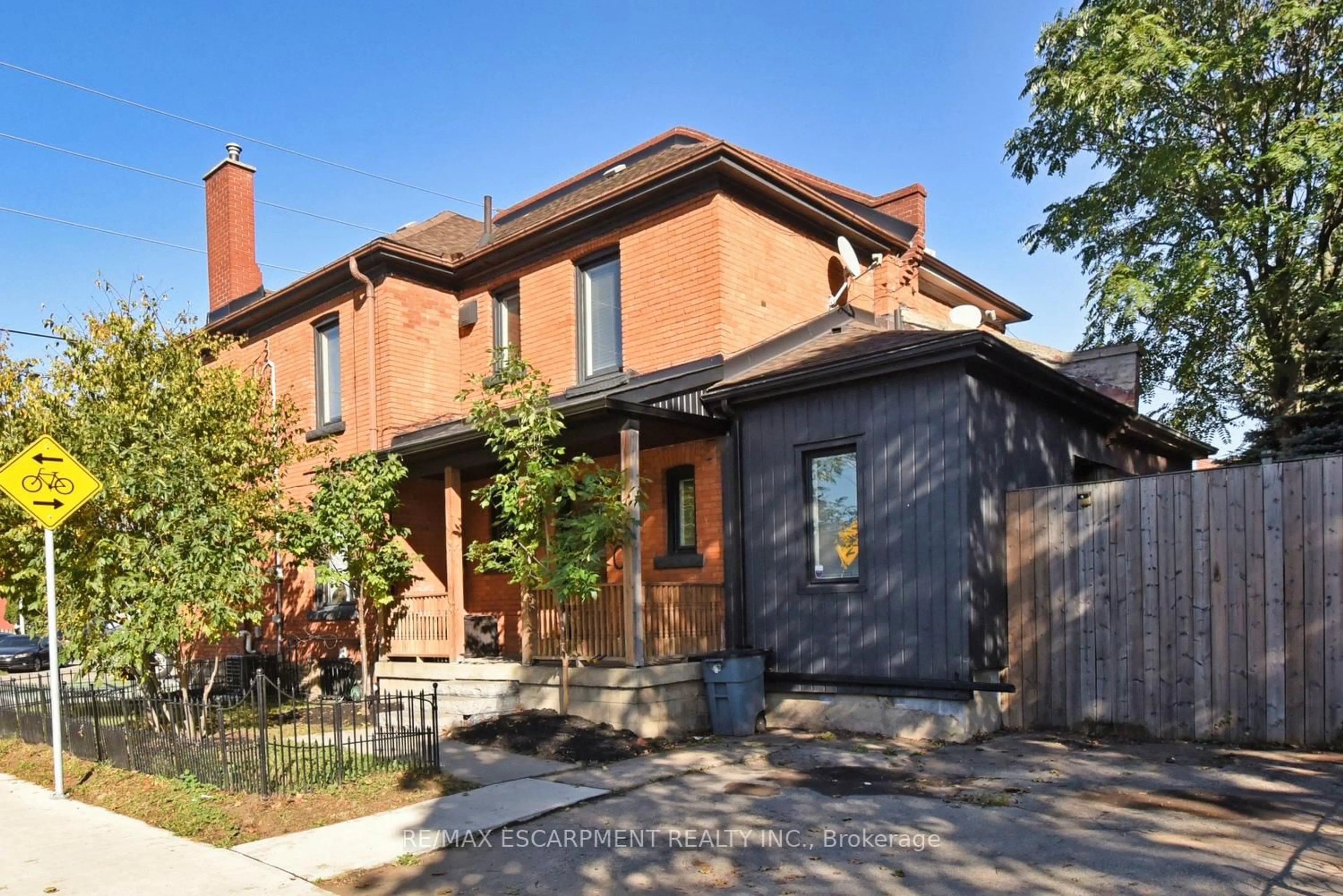 Home with brick exterior material, street for 150 Victoria Ave, Hamilton Ontario L8L 2B6