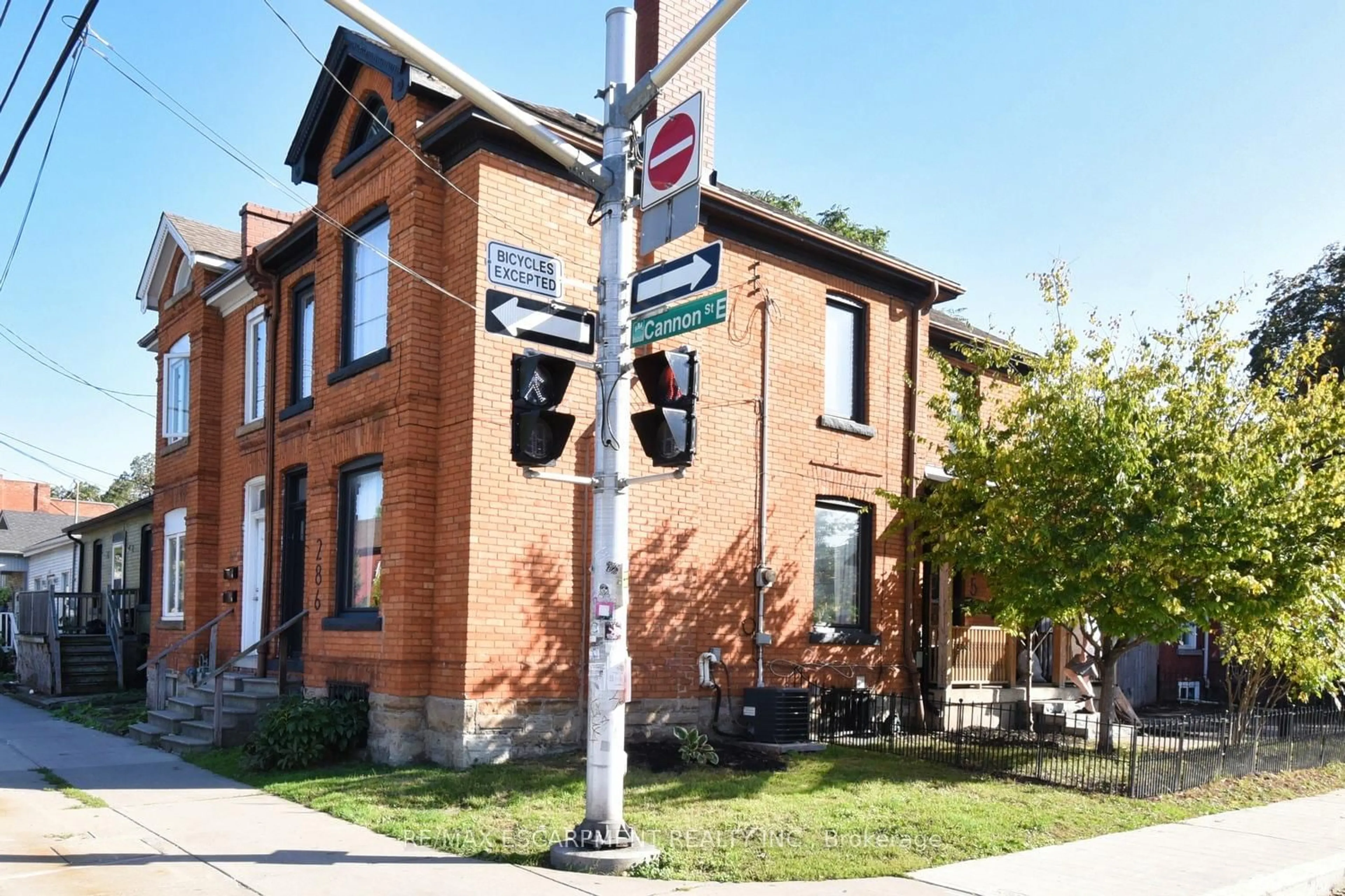 Home with brick exterior material, street for 150 Victoria Ave, Hamilton Ontario L8L 2B6