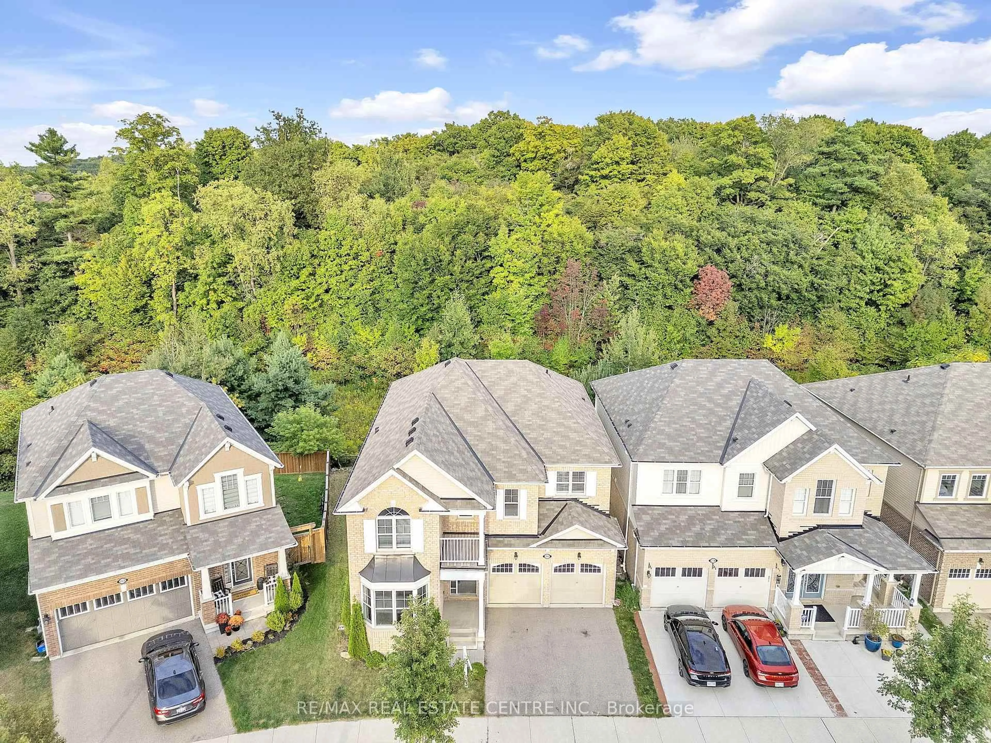 A pic from outside/outdoor area/front of a property/back of a property/a pic from drone, street for 260 Shady Glen Cres, Kitchener Ontario N2R 0J9