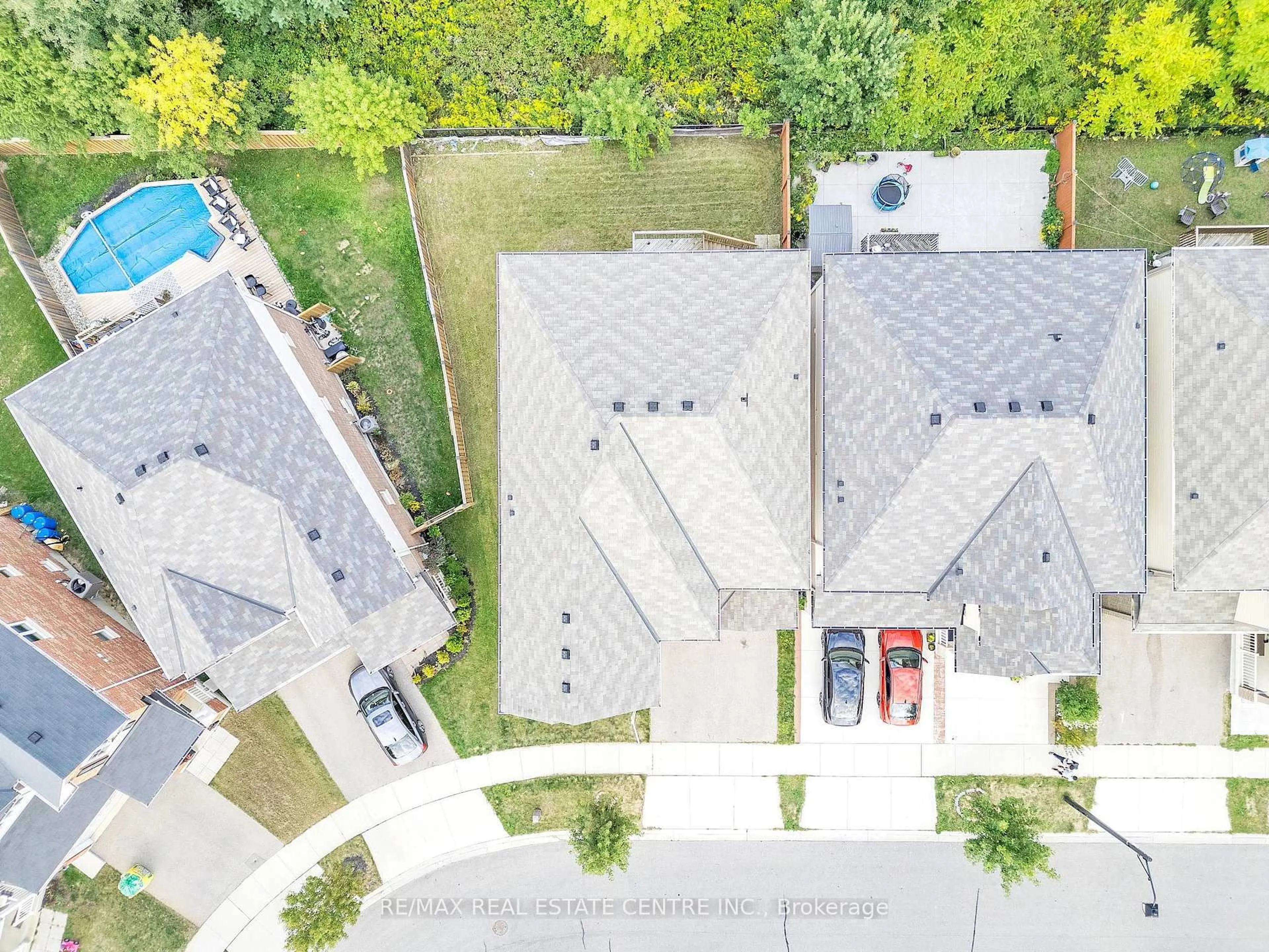 A pic from outside/outdoor area/front of a property/back of a property/a pic from drone, street for 260 Shady Glen Cres, Kitchener Ontario N2R 0J9