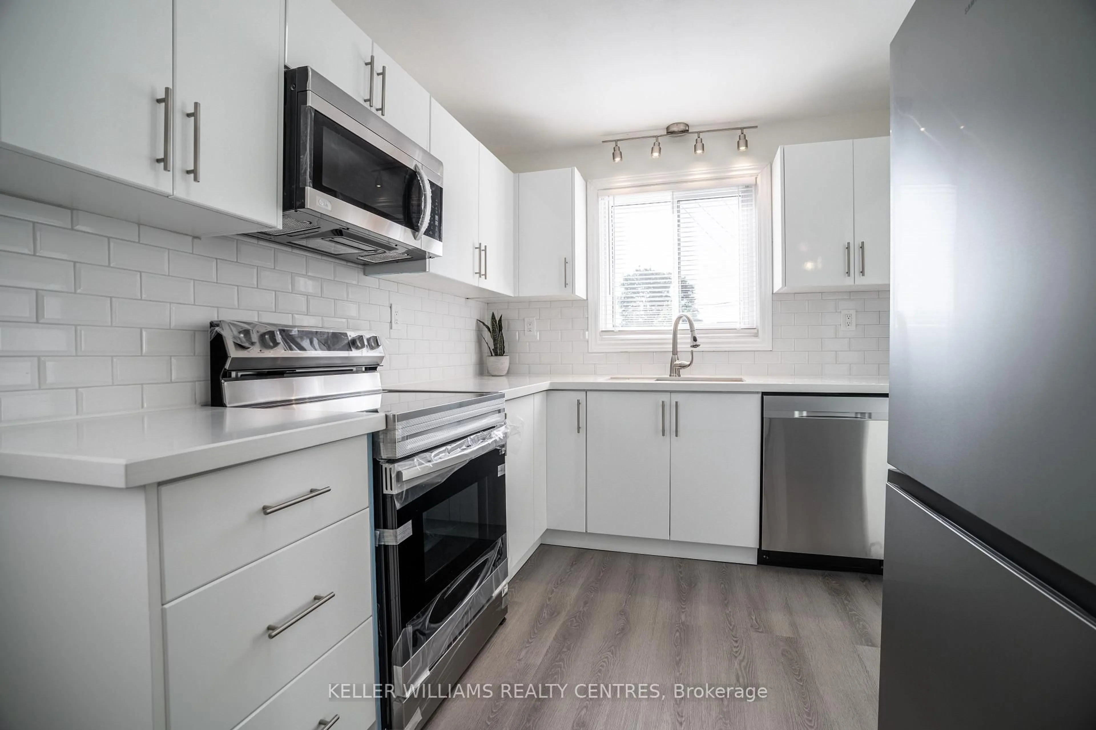Standard kitchen, unknown for 6131 Valley Way, Niagara Falls Ontario L2E 1X9
