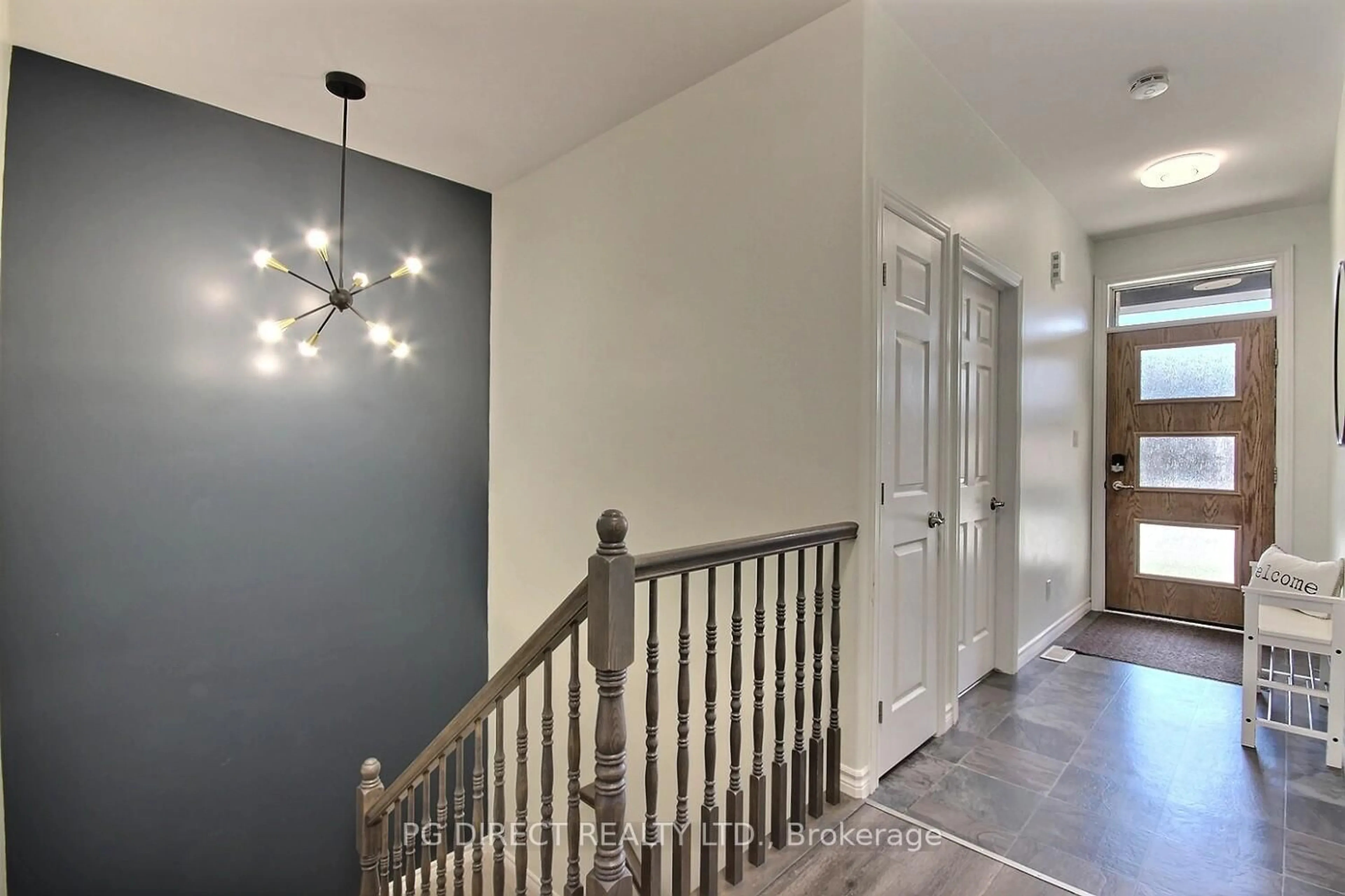 Indoor entryway for 60 Ledgerock Crt, Quinte West Ontario K8R 0A1
