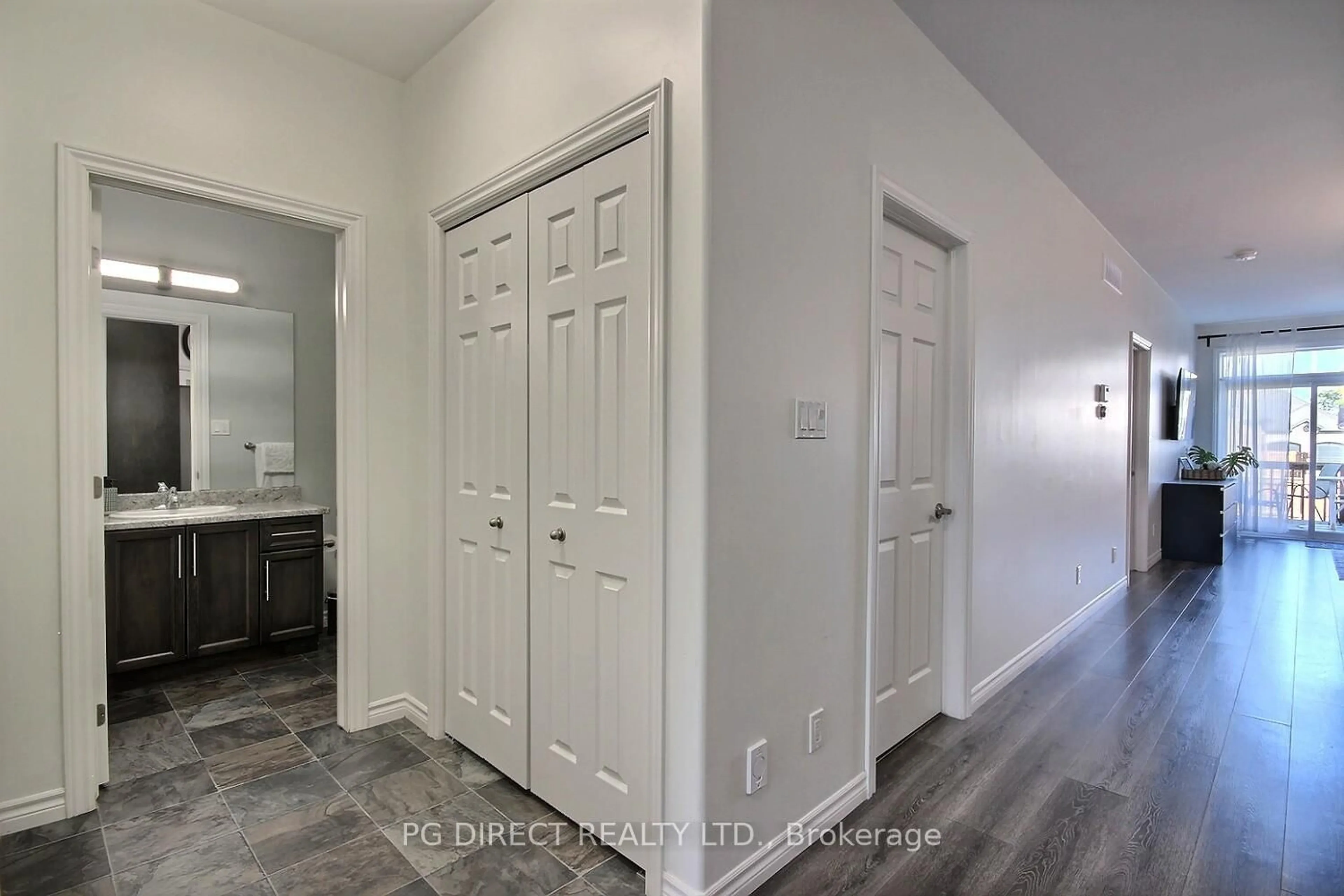 Indoor entryway for 60 Ledgerock Crt, Quinte West Ontario K8R 0A1