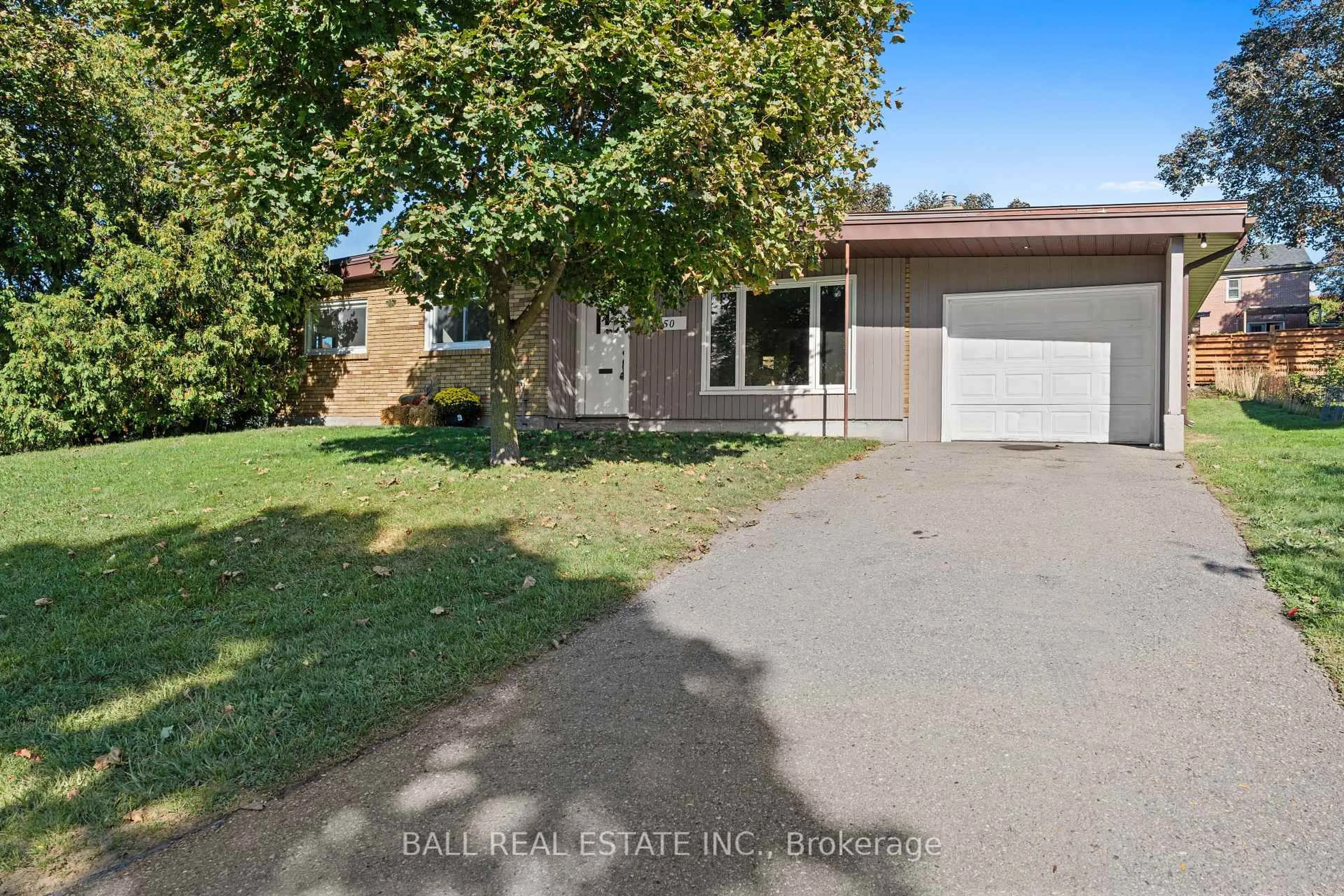 A pic from outside/outdoor area/front of a property/back of a property/a pic from drone, street for 450 Rosedale Ave, Peterborough Ontario K9J 6J1