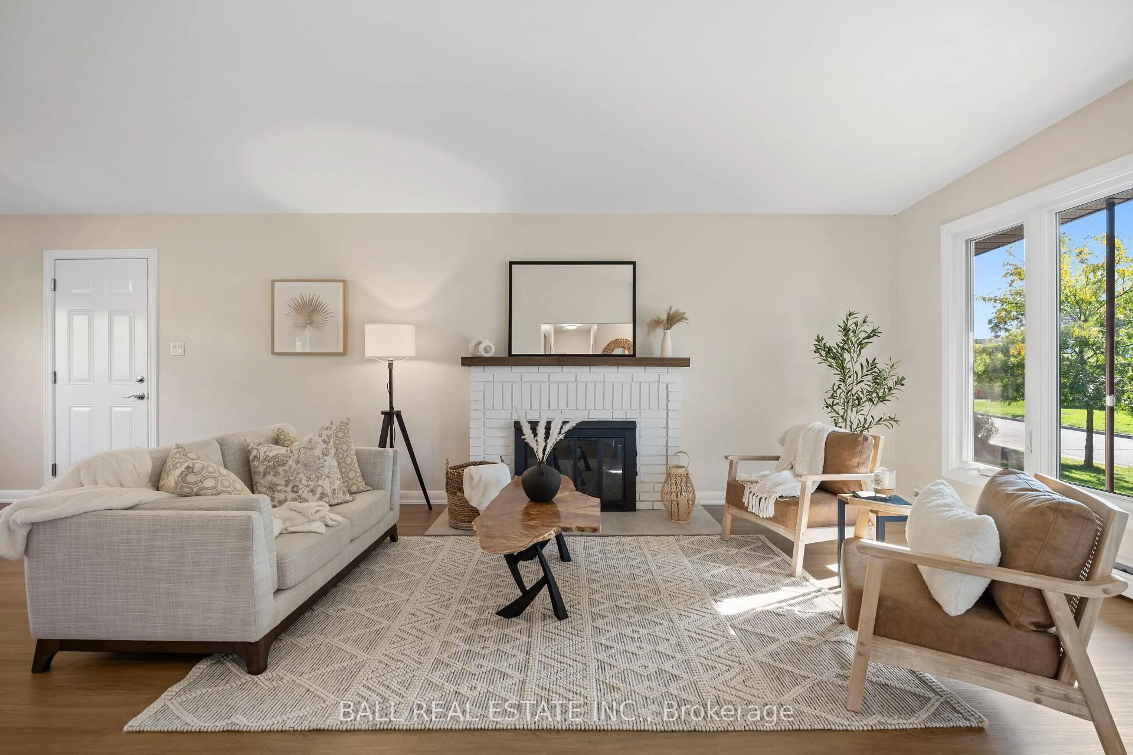 Living room with furniture, unknown for 450 Rosedale Ave, Peterborough Ontario K9J 6J1