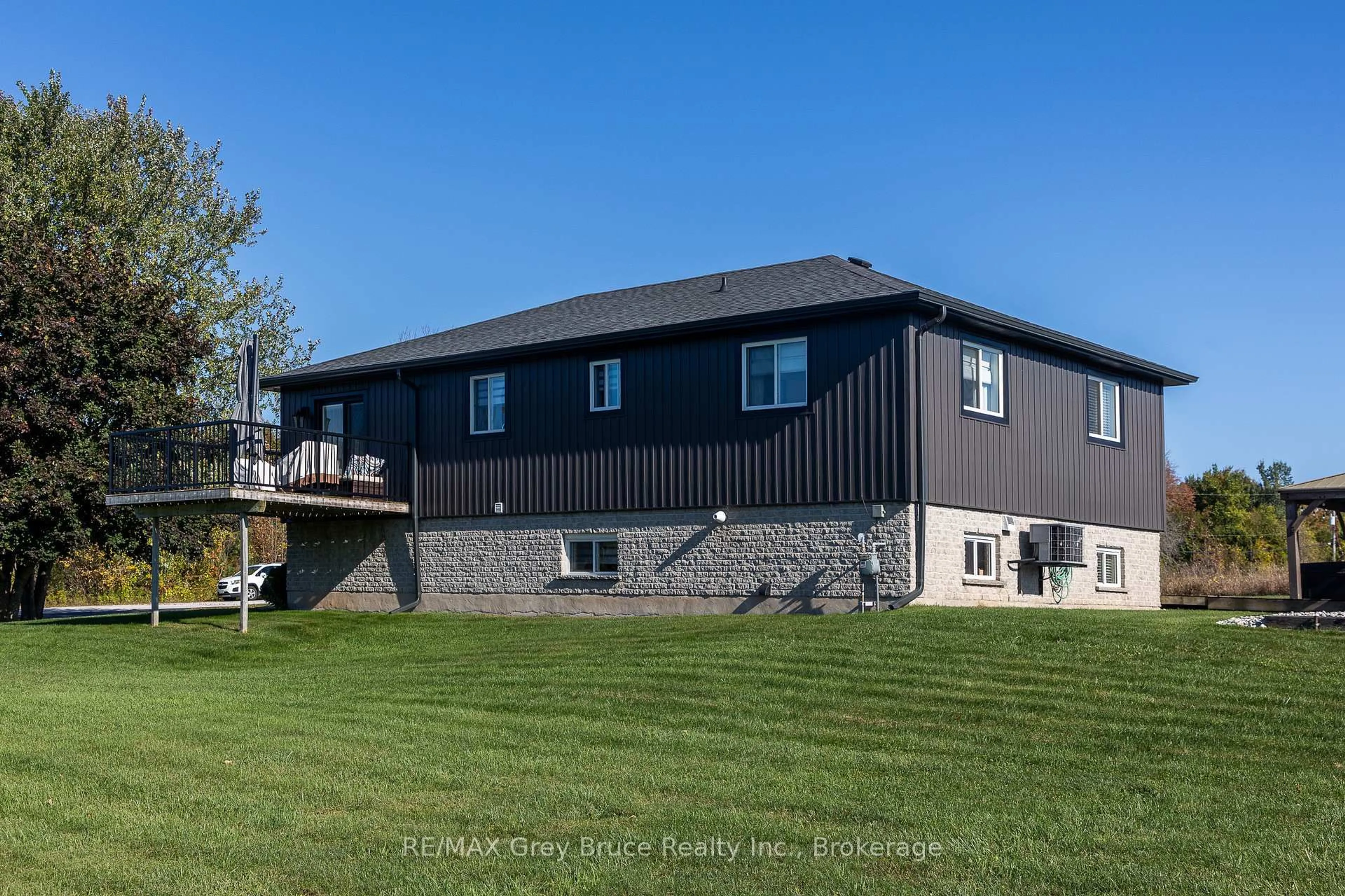 Home with vinyl exterior material, unknown for 200050 10 Sdrd, Georgian Bluffs Ontario N0H 2K0