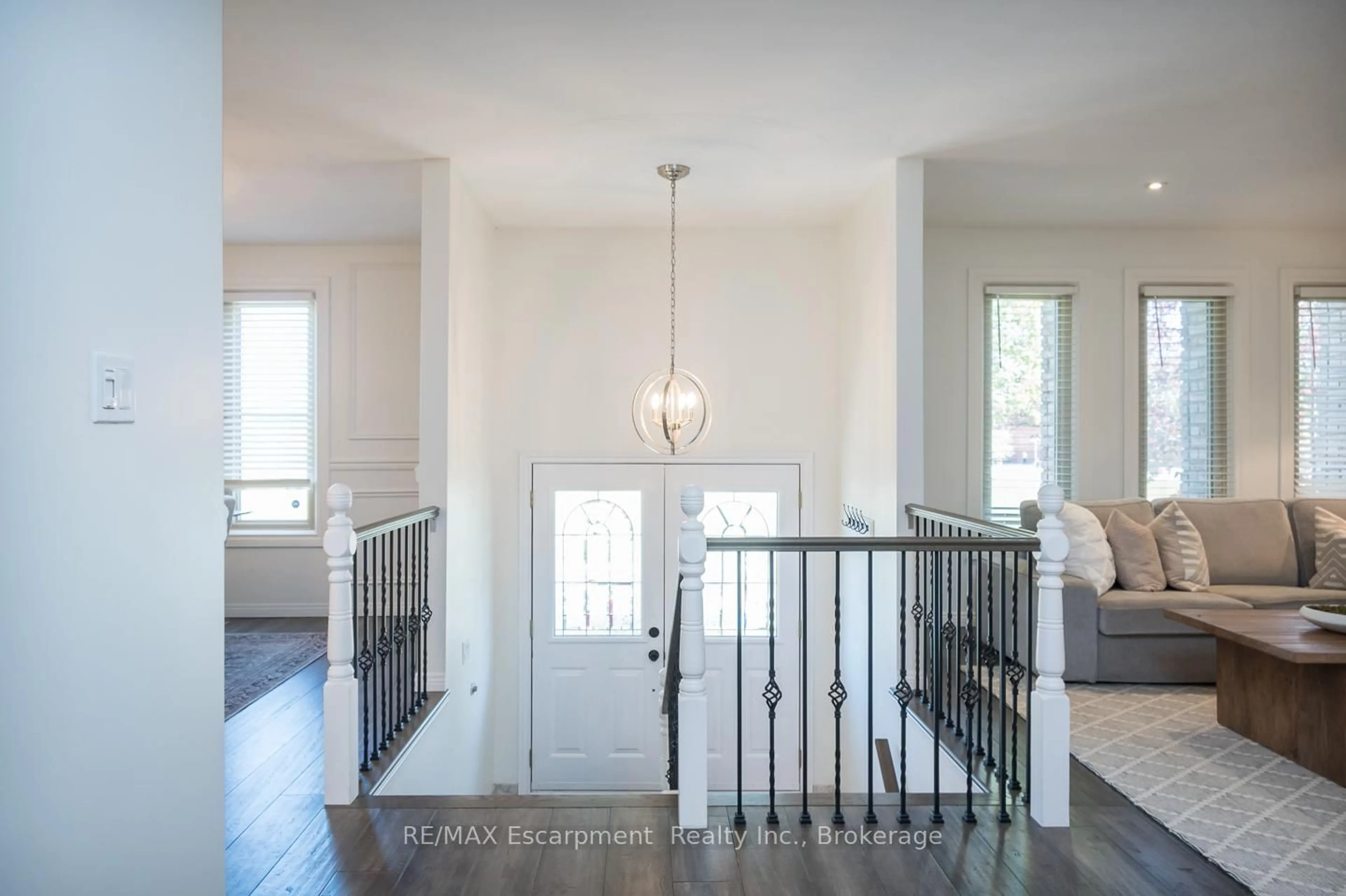 Indoor entryway for 45 Amberwood St, Hamilton Ontario L8J 1J1