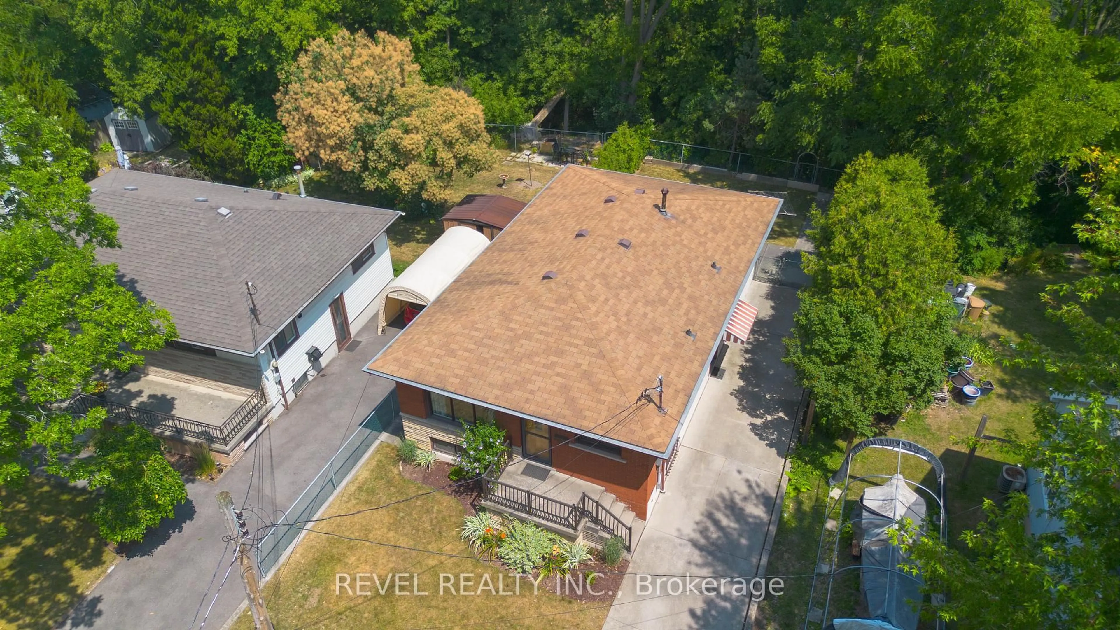 A pic from outside/outdoor area/front of a property/back of a property/a pic from drone, building for 323 Hixon Rd, Hamilton Ontario L8K 2C8