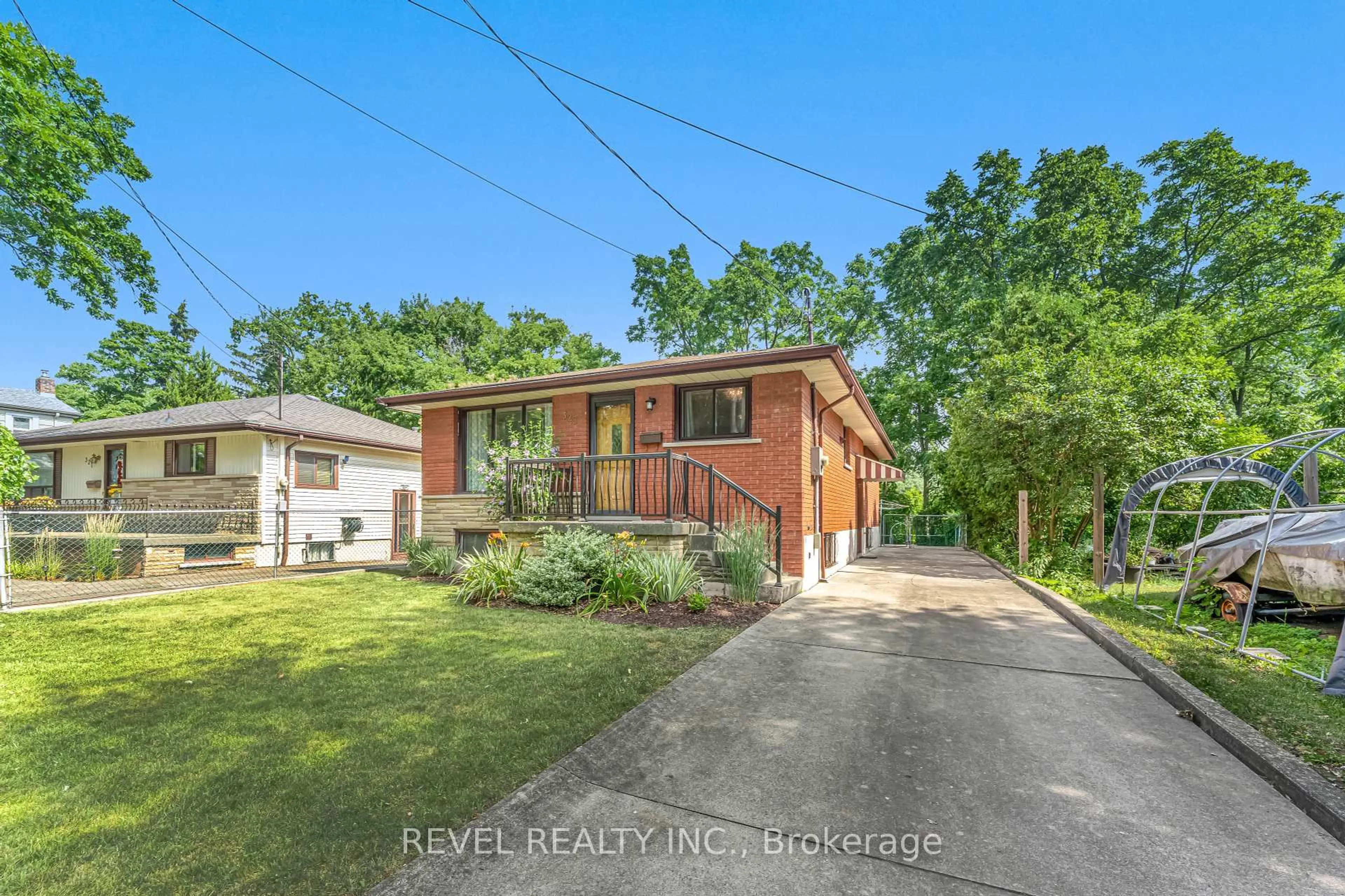 A pic from outside/outdoor area/front of a property/back of a property/a pic from drone, street for 323 Hixon Rd, Hamilton Ontario L8K 2C8